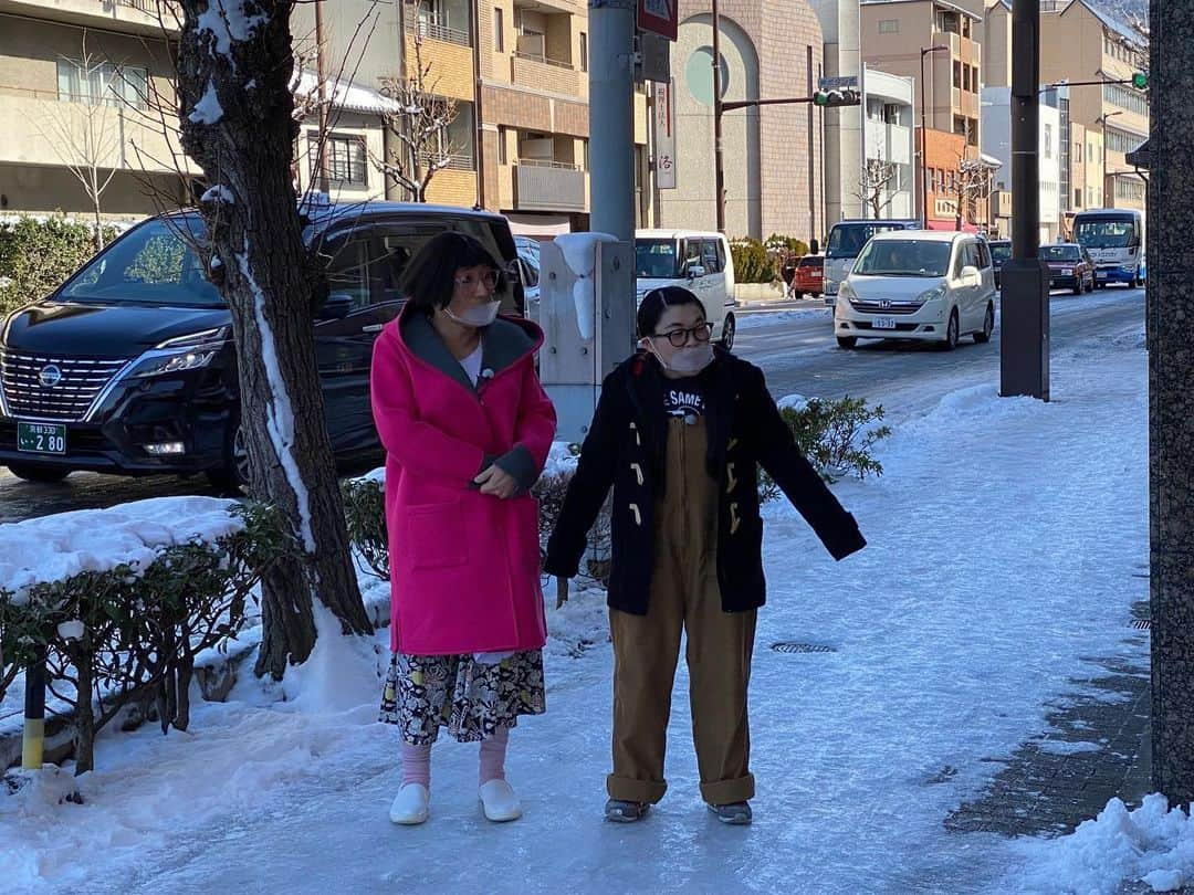 すっちーのインスタグラム：「岡田直子とロケ 雪 寒い 岡田直子とロケ」