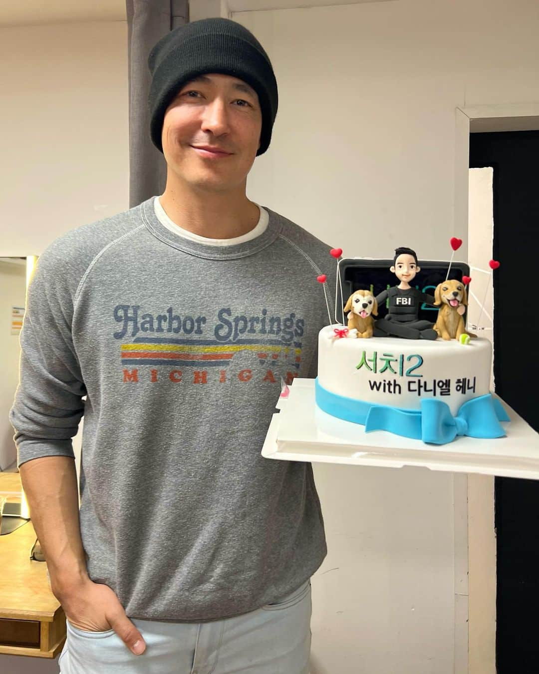 ダニエル・ヘニーのインスタグラム：「Thank you @sonypictureskr_official for this super cool ‘Missing’ cake.  My pups were happy to be included:). Thanks to everyone for giving @searchingmovie so much love:)). In theaters Feb 22 in Korea😎 감사합니다.」