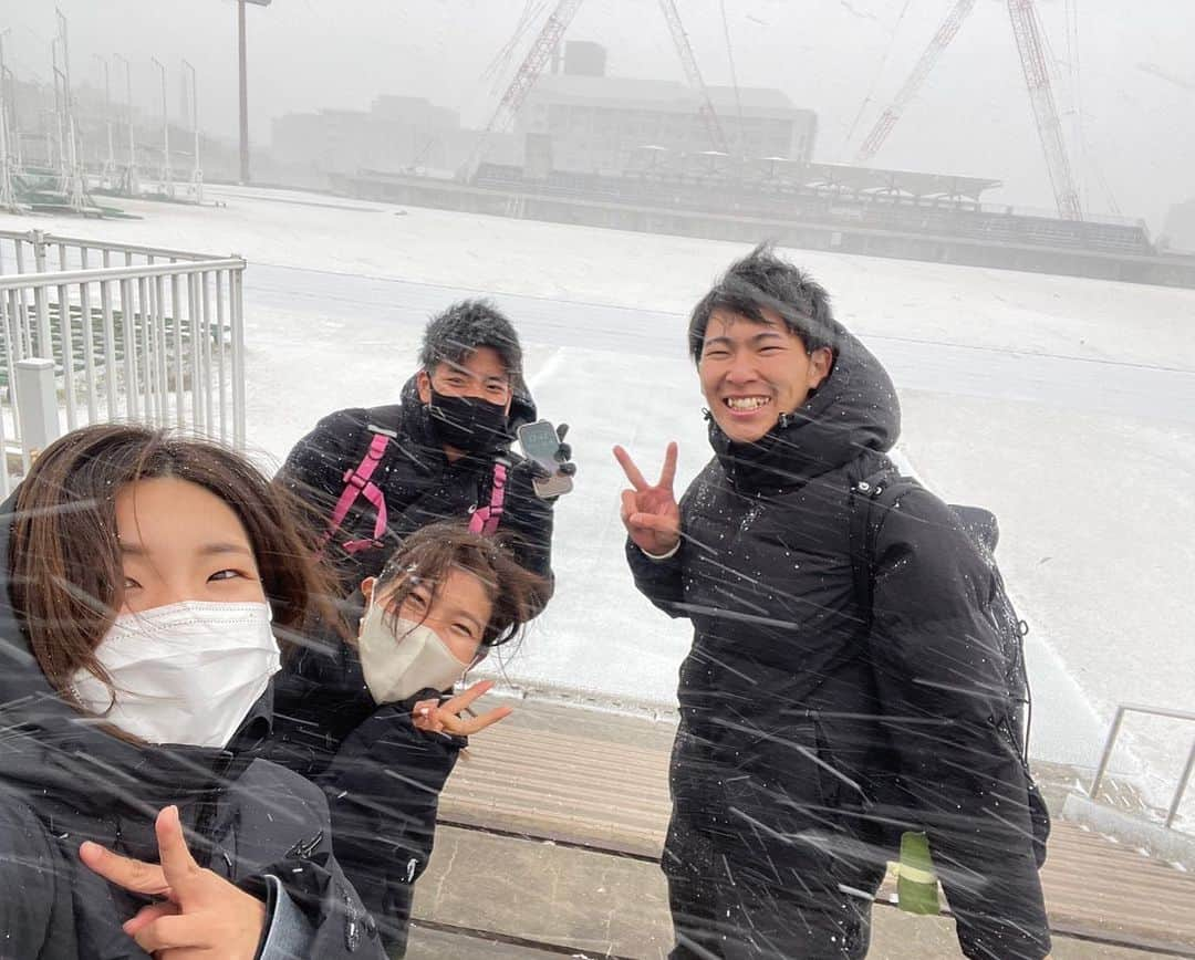 児玉芽生のインスタグラム：「この前雪降った時に📸❄️☃️ ミズノのブレスサーモダウン雪でも暖かくて感動した🥺  2023年も頑張りましょう！」