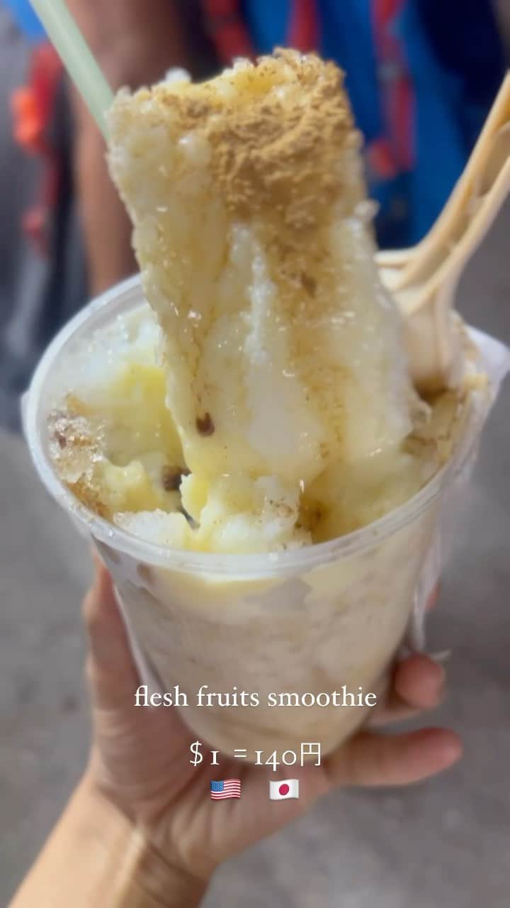 立花亜野芽のインスタグラム：「Fresh fruits smoothie 🍓🍌＄1 (USD) ＝約 140円　激ウマB級グルメ！！！フレッシュなフルーツと練乳ぶっかけが激ウマです🤍  #tulum #mexico #B級グルメ #streetfood #ストリートフード」