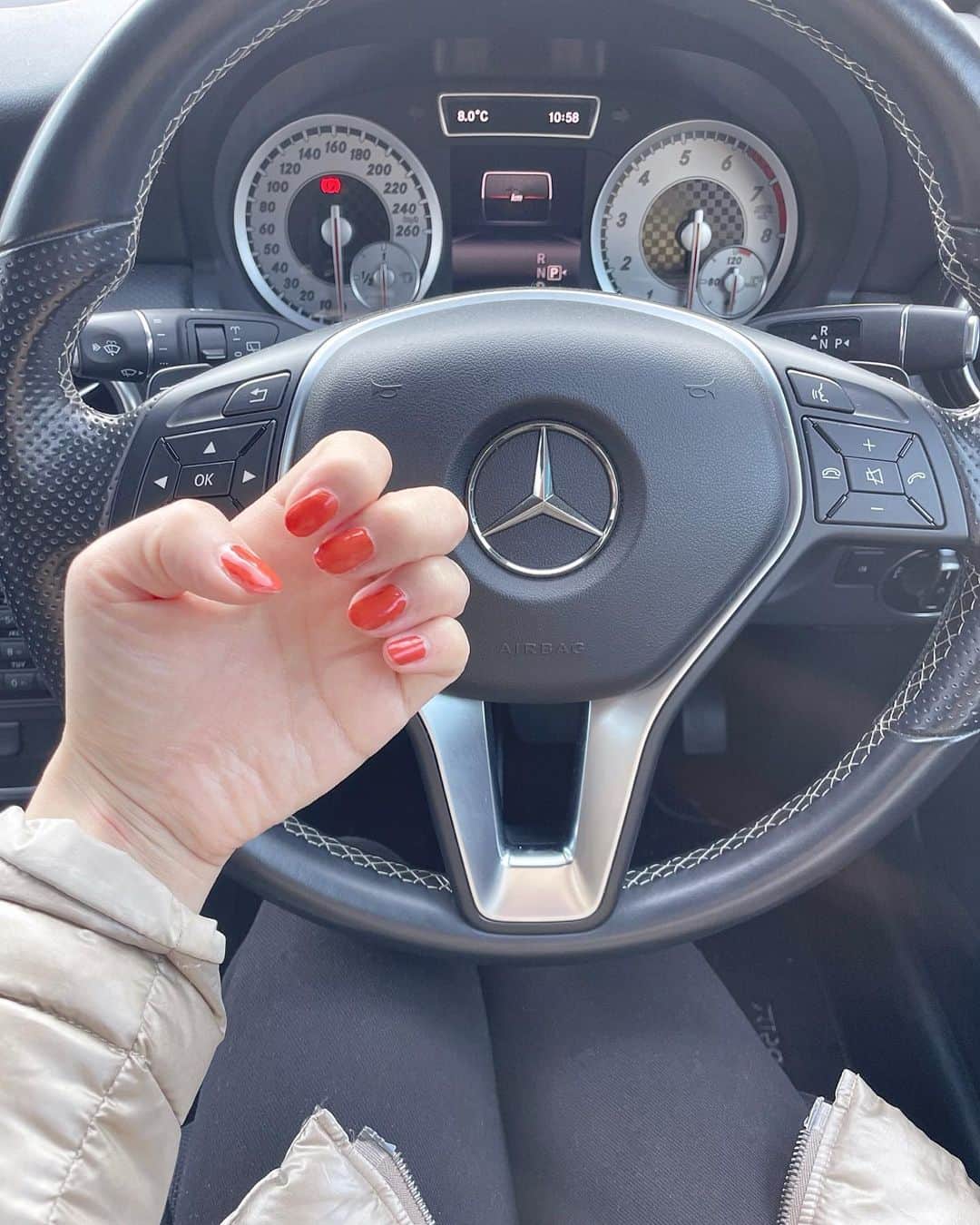 三佐和あやのインスタグラム：「💅❤️ 雪が溶けて やっと買い物に行けそうだよ〜 安全運転でドライブするね。初心者マークをみつけたら わたしだよ🔰笑」