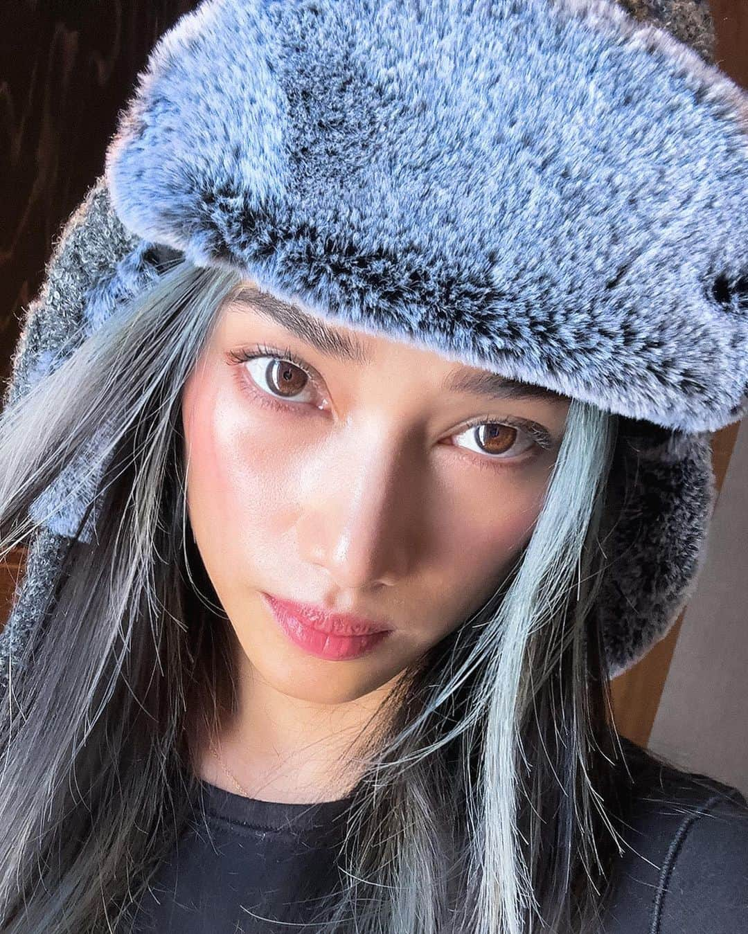 yeNahさんのインスタグラム写真 - (yeNahInstagram)「つん。🤳🏼 自然光がいちばん🐈‍⬛🌔  雪国にでも唇血色良し🫦 @dori_medicalart  リップアートやって本当よかった!! @iamtomokobarreda🫶🏼 @skinrefineclinicginza.official   #imperfect #selfieofday #snowcap #asiangirl #セルフィー #リップアート」1月26日 13時04分 - haney8859