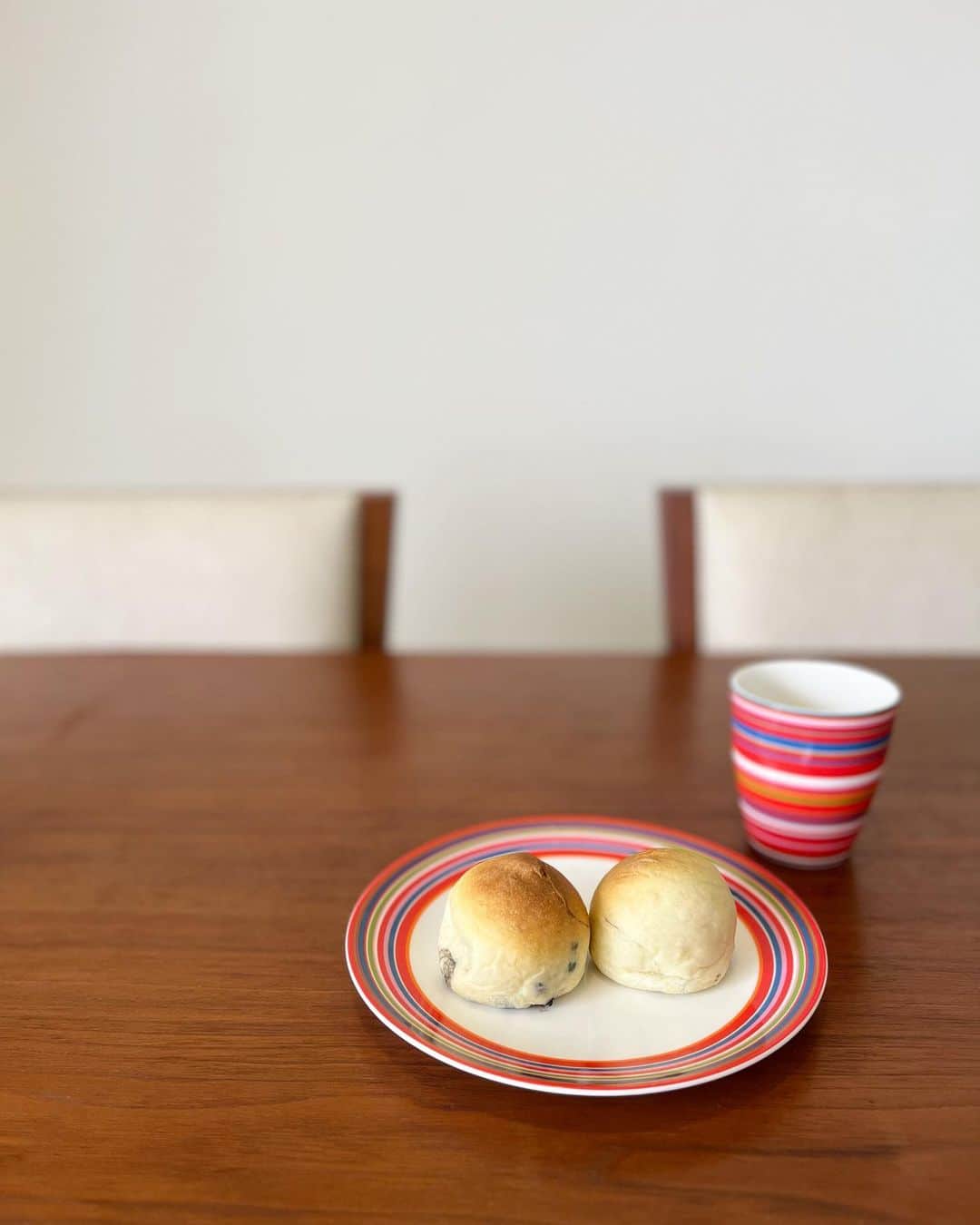 益田麻衣のインスタグラム：「今日は朝ご飯のためにパンを焼いてみました🍞  チョコチップ入り。  私の母は、パンの免許持っていて小さい頃よく焼いてくれました。  それを思い出しながら。  ほんと美味しくて、これからは作るのがメインになりそうです💕  #パン #お家パン #パン作り #パン作り初心者」