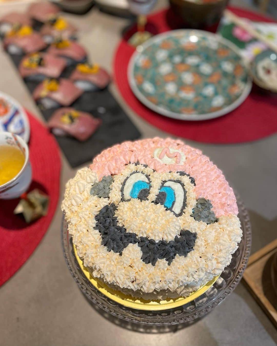白井ゆかりのインスタグラム：「ハロマイ(ハローマイフレンズ)新年会🎍  むーちゃんのリクエストで今年はマリオのケーキ🍄  #ホームパーティ #3Dケーキ #マリオケーキ #スーパーマリオ #マリオのケーキ #お菓子作り部 #yukari_sweetkitchen」