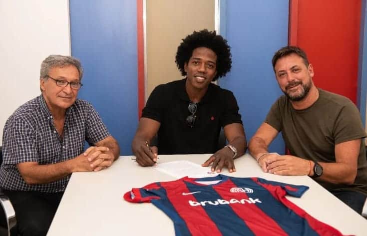 カルロス・サンチェス・モレノのインスタグラム：「Desde Efrain "El caimán" Sánchez  por allá en el 48, cuando la Tv aún era a blanco y negro empezó la historia de Colombia en el Club de Boedo, el ciclón, nombre que se ganó por su contundencia. . Hoy, tengo que prepararme para un nuevo reto, representar a Colombia en uno de los clubes más grandes de #laargentina  hoy tengo que dejar a mi país en alto y dar todo de mi por esta hinchada, por estos colores que profesan historia.  . Es un orgullo representar #elciclon  @sanlorenzo dónde estoy seguro tendré experiencias memorables y alegrías incontables para toda la hinchada  de #boedo  #laroca #puracañaña #cuervo」