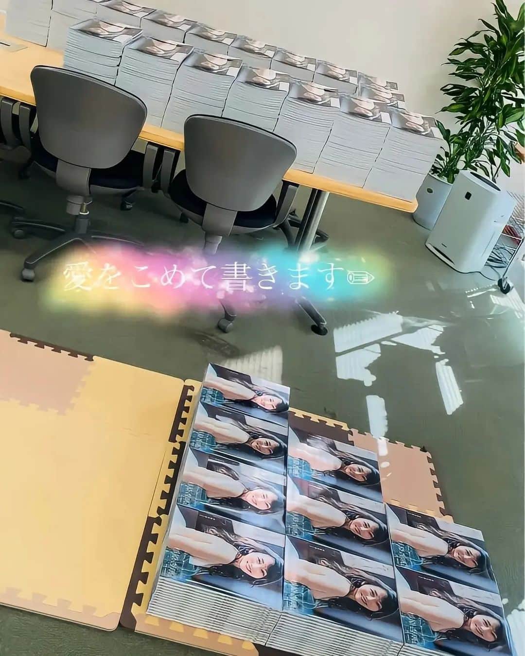 杉原杏璃のインスタグラム：「昨日の記事の文章に一部誤りがありました💦  この写真集のサイン書きですが。。。 私の勘違いでスミマセン🙇‍♀️ ワニブックスの通販でご注文いただいた皆様へのサイン入れ✏︎でした。  イベント用の写真集はサインなしでした。 失礼しました。  #ワニブックス #写真集」