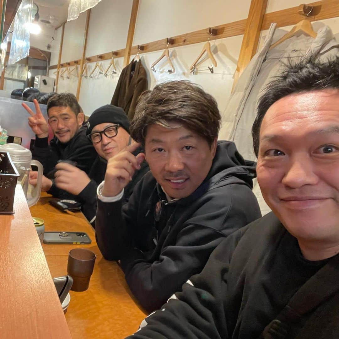 善し のインスタグラム：「定期的昭和49年会。  いつも楽しいおじさん会。  なんの料理の写真も撮らず下北沢ラーメン屋でシメ。」