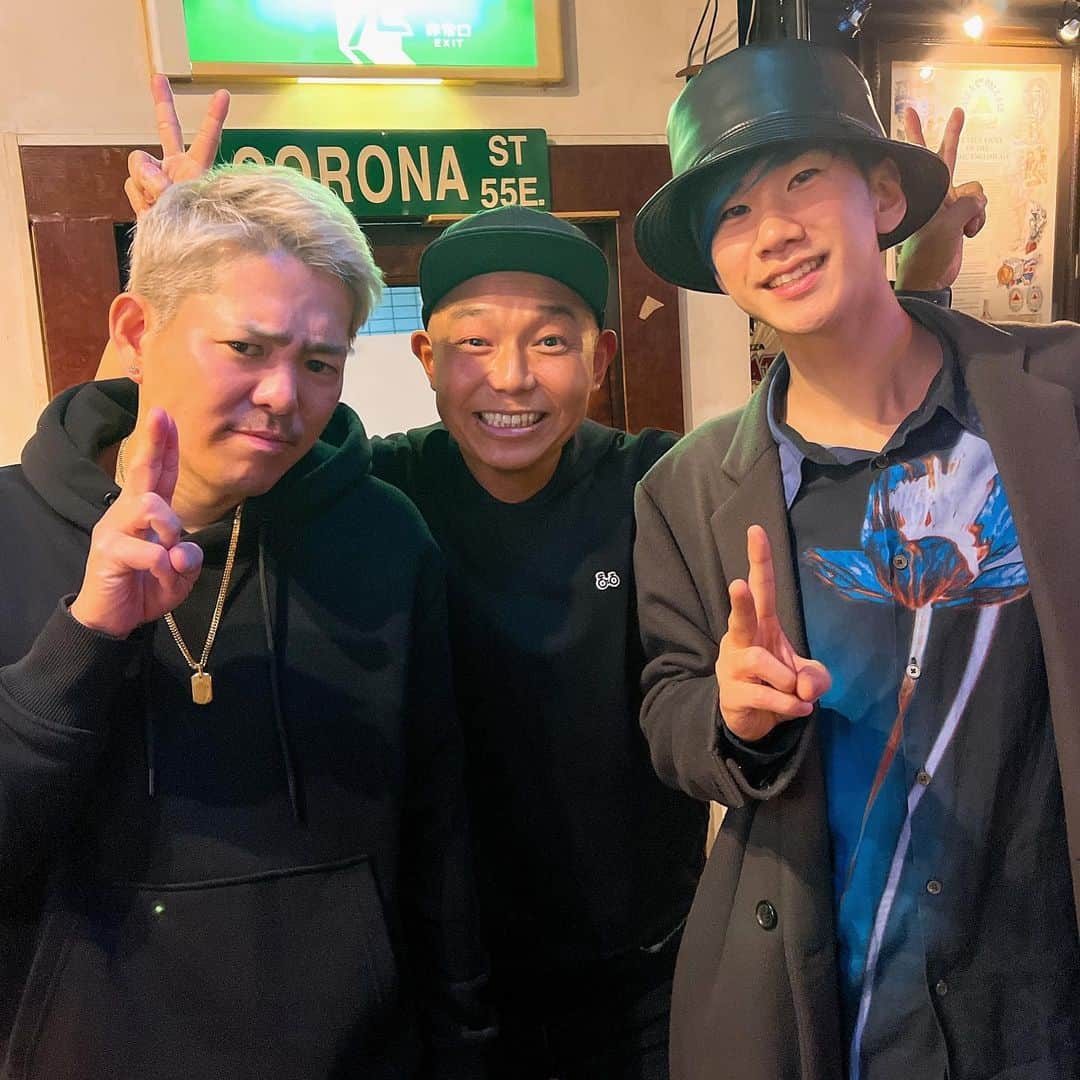 そうすけのインスタグラム：「この3人で集まるのは初❗️  楽しいね〜‼️  #YUICHIRO #松浦航大 #DEEPSQUAD #歌うま #ものまね #まさかこの2人が繋がっていたとは #2人とも声量が半端ない #一緒にカラオケ行くとずっと聴いていられる #このハゲはマイクみたいな頭してるけど歌うまくない #そうすけ」