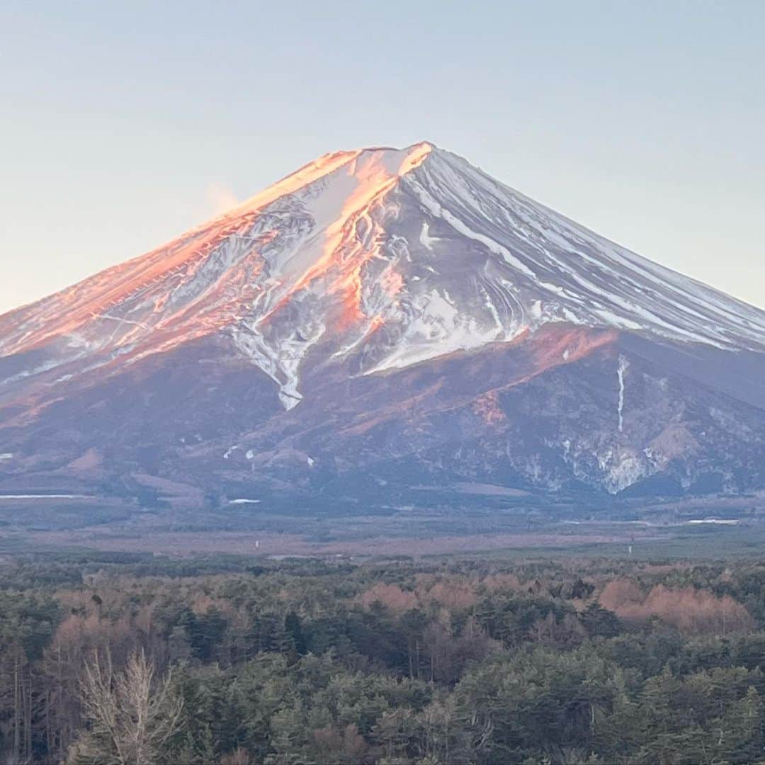 岡田美里さんのインスタグラム写真 - (岡田美里Instagram)「今朝の朝日を浴びた富士山 このサーモンピンク、 すぐに白い光に変化しました。  今からテレビ山梨の生放送です！ Voicyもアップしています。 2〜3日に一回 朝7時半に決めてアップしています。  音声配信、楽しいです。  ながら家事の、聴きながら… ながら通勤の、聴きながら… ながら昼寝の、聴きながら…  Instagramは、見る配信 Voicyは、聴くブログ かな。 Voicyアプリ(無料)ダウンロードして ラジオミリミリ 岡田美里 検索してみてください🍀」1月26日 14時29分 - millieokada