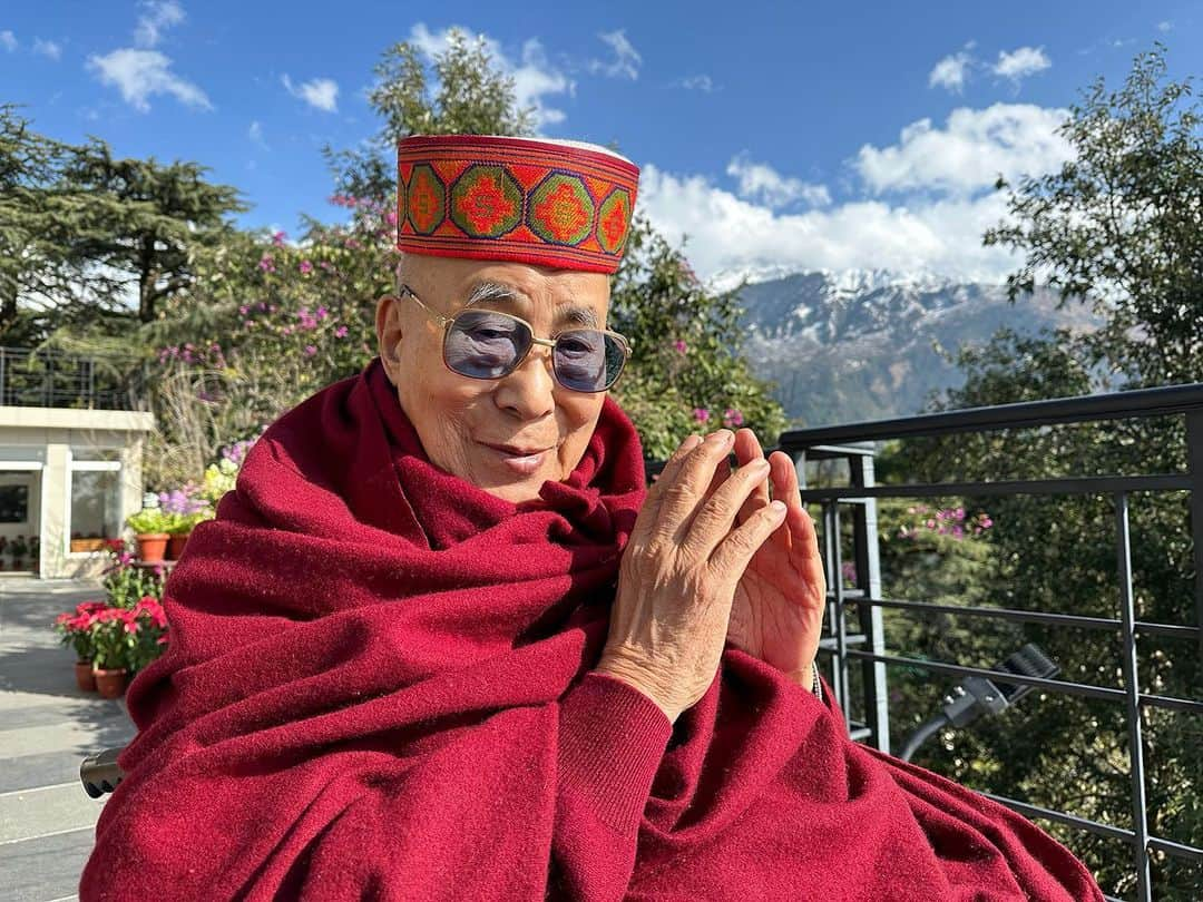 ダライ・ラマ14世さんのインスタグラム写真 - (ダライ・ラマ14世Instagram)「HHDL, wearing a traditional hat from Himachal Pradesh, watching the Indian Republic Day Celebrations on TV at his residence in Dharamsala, HP, India on January 26, 2023. Photo by Tenzin Jamphel #dalailama」1月26日 14時40分 - dalailama