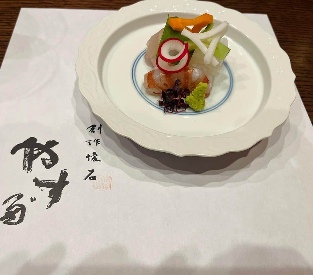 松藤和成さんのインスタグラム写真 - (松藤和成Instagram)「創作懐石 やす多  年末に小中の後輩ヤスダ君が働いているご飯屋に食事に行かせて頂きました。お兄ちゃんにご馳走になりました。兄ちゃんありがとう。どれも丁寧に料理され皿もお洒落で上品と言う言葉がとても似合い、出されるタイミングも完璧でした。一緒に野球をやっていたので、早くからバットを包丁にチェンジした彼の成長を今後とも見守っていきたい まだ代替わりはしてないけどその内、伝統を引き継いで彼が頭になる日が来るのだと思うと俺も北九州に帰った際は此処で食事ができるように頑張ろうと思いました。 今から随分と前に東京に彼が修行に来ている時舞台を観に来てくれました。なにかあったらなんでも言ってくださいって連絡をくれる後輩はしっかりと九州の血をひいて粋な料理人であると思います。  #創作懐石 #割烹 #小料理 #平和通り #北九州 #やす多」1月26日 14時49分 - kazunari_mojiko