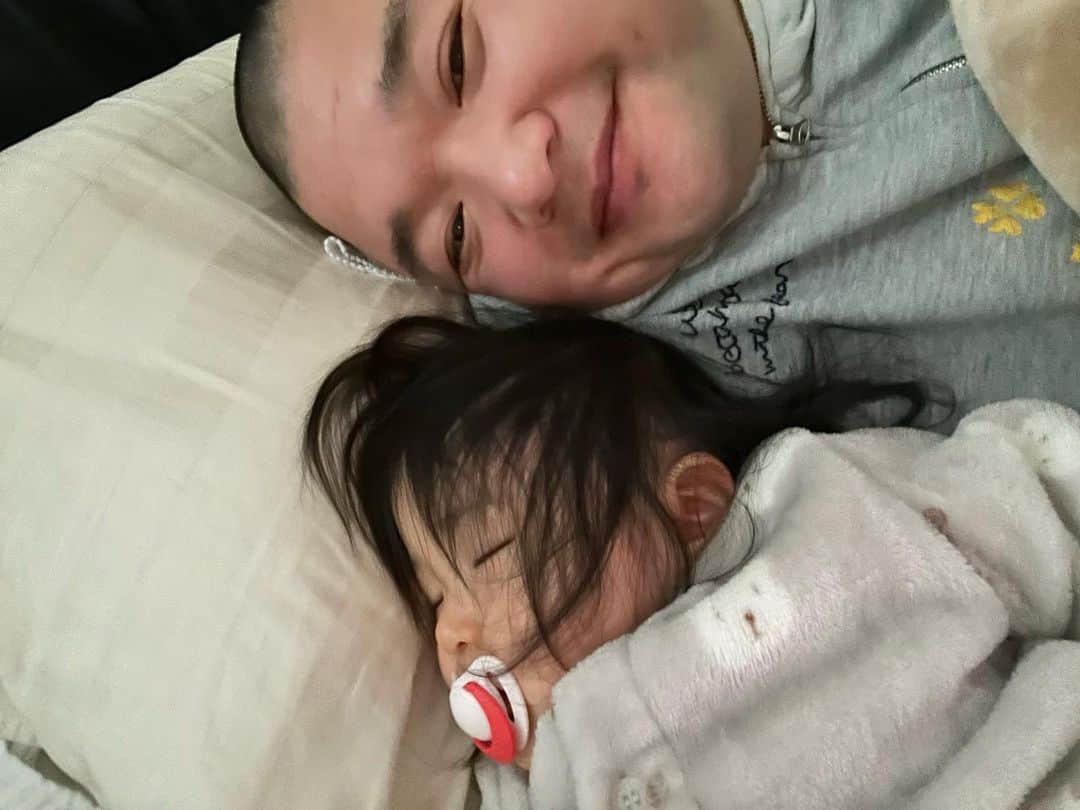 内山信二のインスタグラム：「昼寝  #絃ちゃん #親バカ」