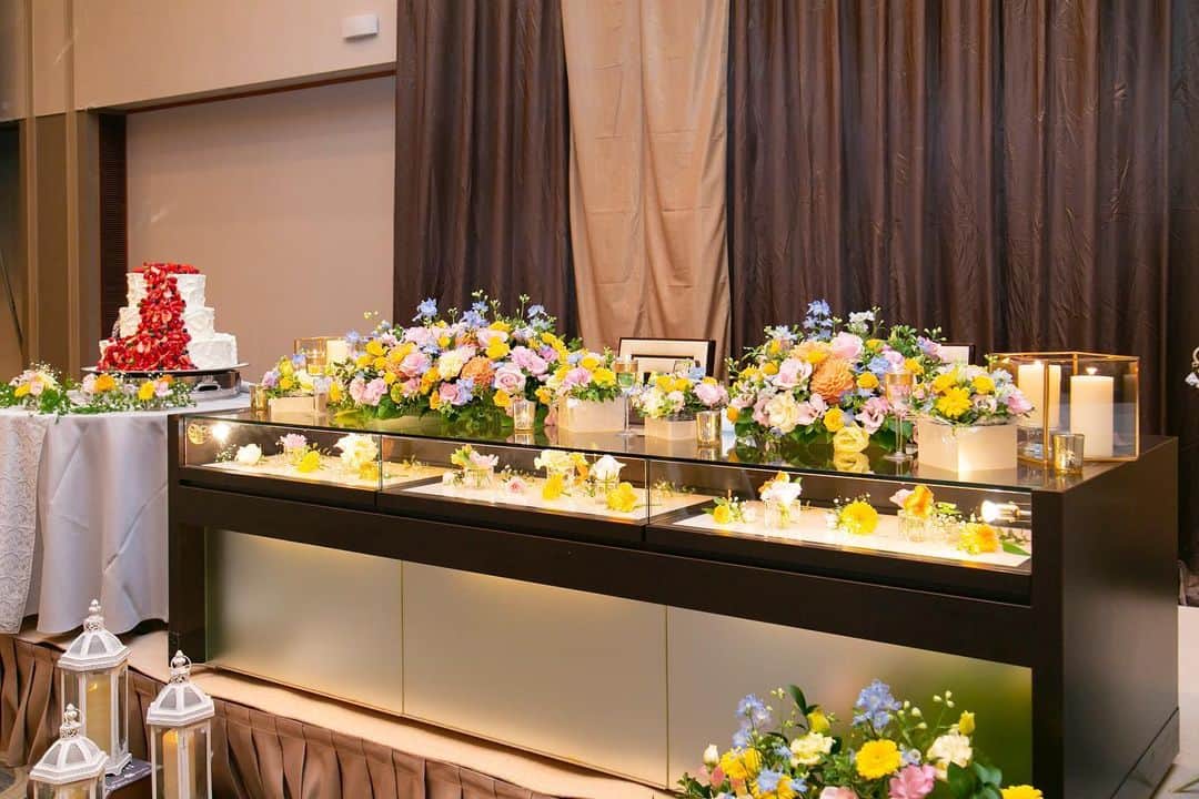 ホテル国際21のインスタグラム：「※ 【weddingレポート】 こだわりの詰まった 会場コーディネート💗  苺とベリーがたっぷり乗った ウエディングケーキも可愛い🥰 ♥｡･ﾟ♡ﾟ･｡♥｡･ﾟ♡ﾟ･｡♥｡･ﾟ♡ﾟ・。゜♥｡ﾟ♡ﾟ･｡♥｡･ﾟ♡ﾟ･｡♥｡･ﾟ♡ﾟ･｡♥｡. .  ブライダルフェア開催🌿 1/28(土) 無料試食付き♡ ご予約は @hotelkokusai21_bridal の HPから出来ます🌟 . ｡♥｡･ﾟ♡ﾟ･｡♥｡･ﾟ♡ﾟ･｡♥｡･ﾟ♡ﾟ・。゜♥｡ﾟ♡ﾟ･｡♥｡･ﾟ♡ﾟ･｡♥｡･ﾟ♡ﾟ･👰🤵✨  . #ホテル国際21　#ウェディング　#ホテルウェディング　#ブライダル　#長野　#長野結婚式　#長野市結婚式　#長野花嫁 #長野県　#長野市　#結婚式場　#結婚式　#披露宴会場　#チャペル　#衣裳　#ウェディングドレス　#タキシード　#コーディネート　#ヘアメイク　#花嫁ヘア　#花嫁メイク　#ブーケ　#ウェディングケーキ　#全国のプレ花嫁さんと繋がりたい　#花嫁　#プレ花嫁　#卒花　#前撮り　#後撮り　#wedding」