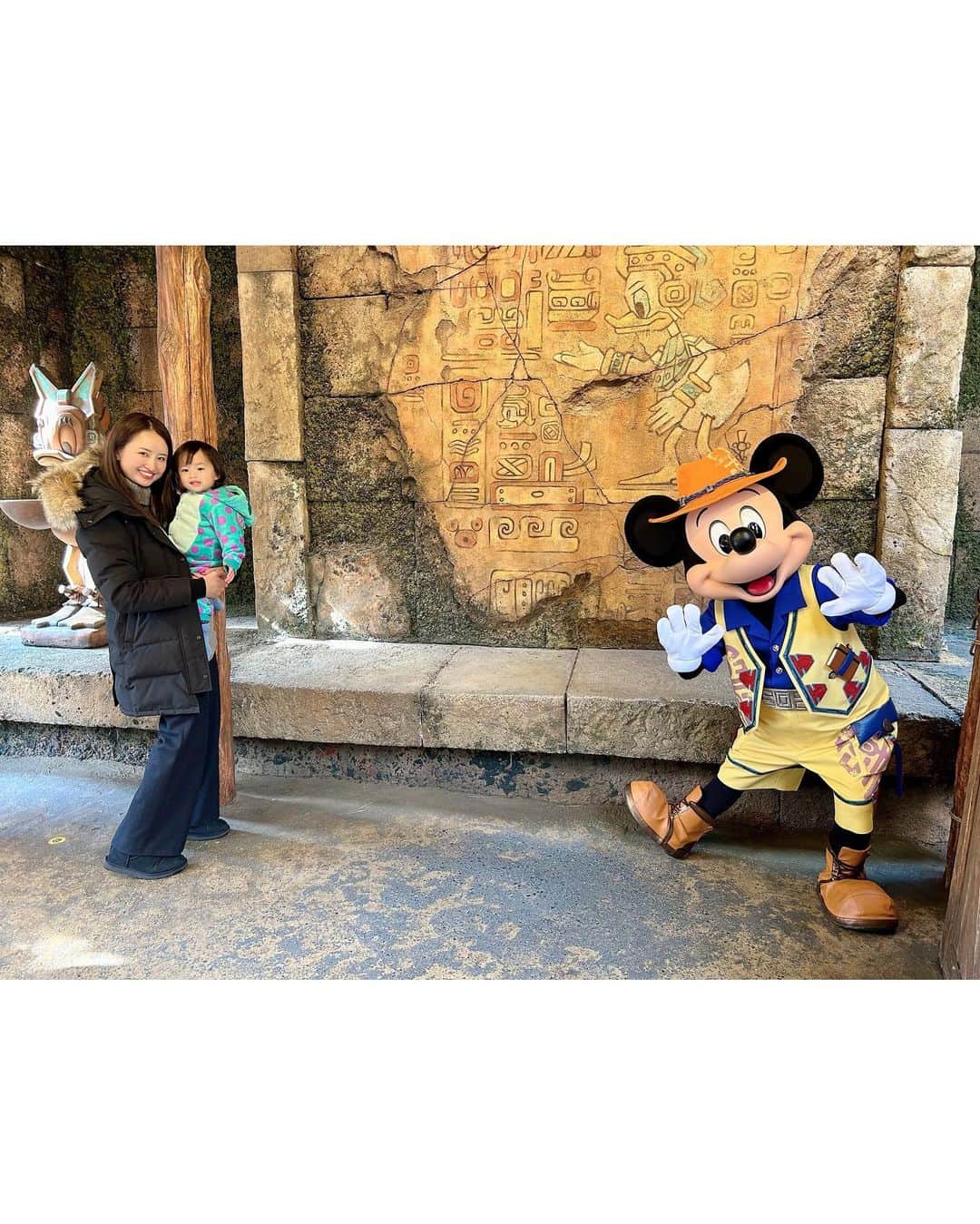 YUKAのインスタグラム：「はなちゃんディズニーでびゅー🐭💓  毎日ミッキークラブハウス見てるから本物見たら泣いちゃうかなと思ったけど嬉しそうだった🥹❣️  抱っこ紐は出番なし！歩くかバタンキューかだった。笑 ジャンボリとビッグバンドビートの抽選が当たったのにまさかの爆睡🤣 アトラクションはけっこう乗れて、アクアトピア、列車、アラジンのメリーゴーランド、アリエルのクラゲのやつとコーヒーカップみたいな回るやつ。 私が絶叫系大好きだから娘も好きなのかな🙄💓  初のディズニーが10年に1度の最強寒波と騒がれてたけど昼間はあったかくて汗ばむくらいでよかった☺️ 夜は強風でパレードも中止になったので早めに帰りました🌀  けど家に着いたの22時！ 朝から頑張ったね❣️  大人の皆様もお疲れ様でした&ありがとうございました🥺❣️  またすぐ行きたい🐭❤️  #子連れディズニー #ディズニーシー #1歳8ヶ月」