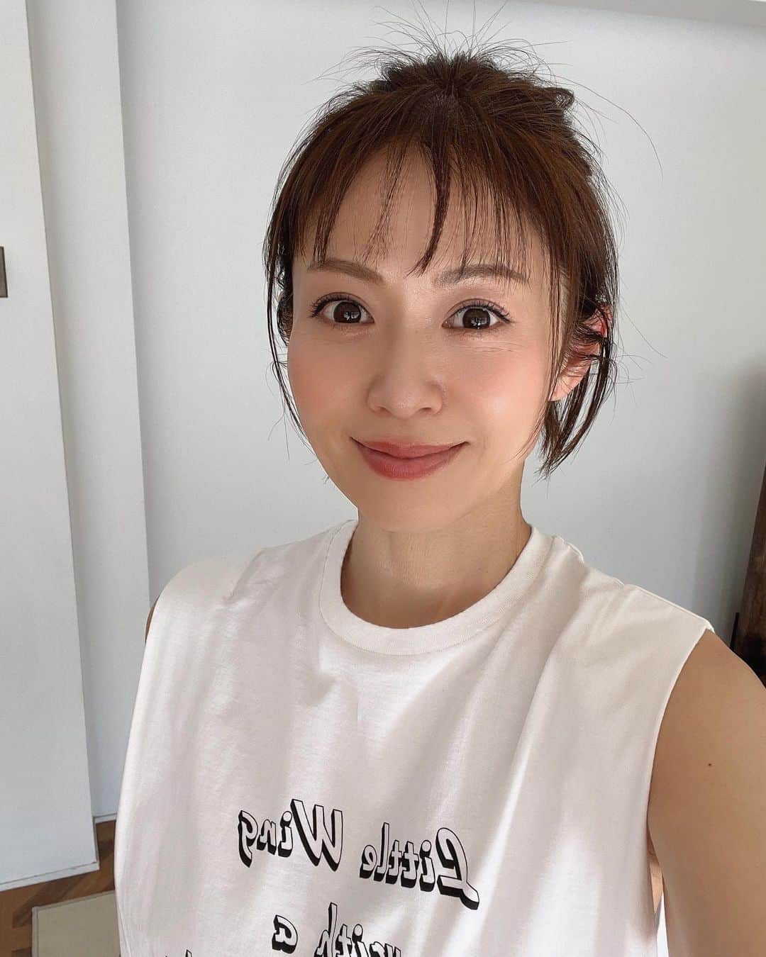 畑野ひろ子のインスタグラム：「@story_love40 撮影📷 今日のヘアメイクは友子💜 ハイライトの使い方や、唇のラインの描き方などコツを教えてもらったので、プライベートでも早速試してみよう✊🏻」