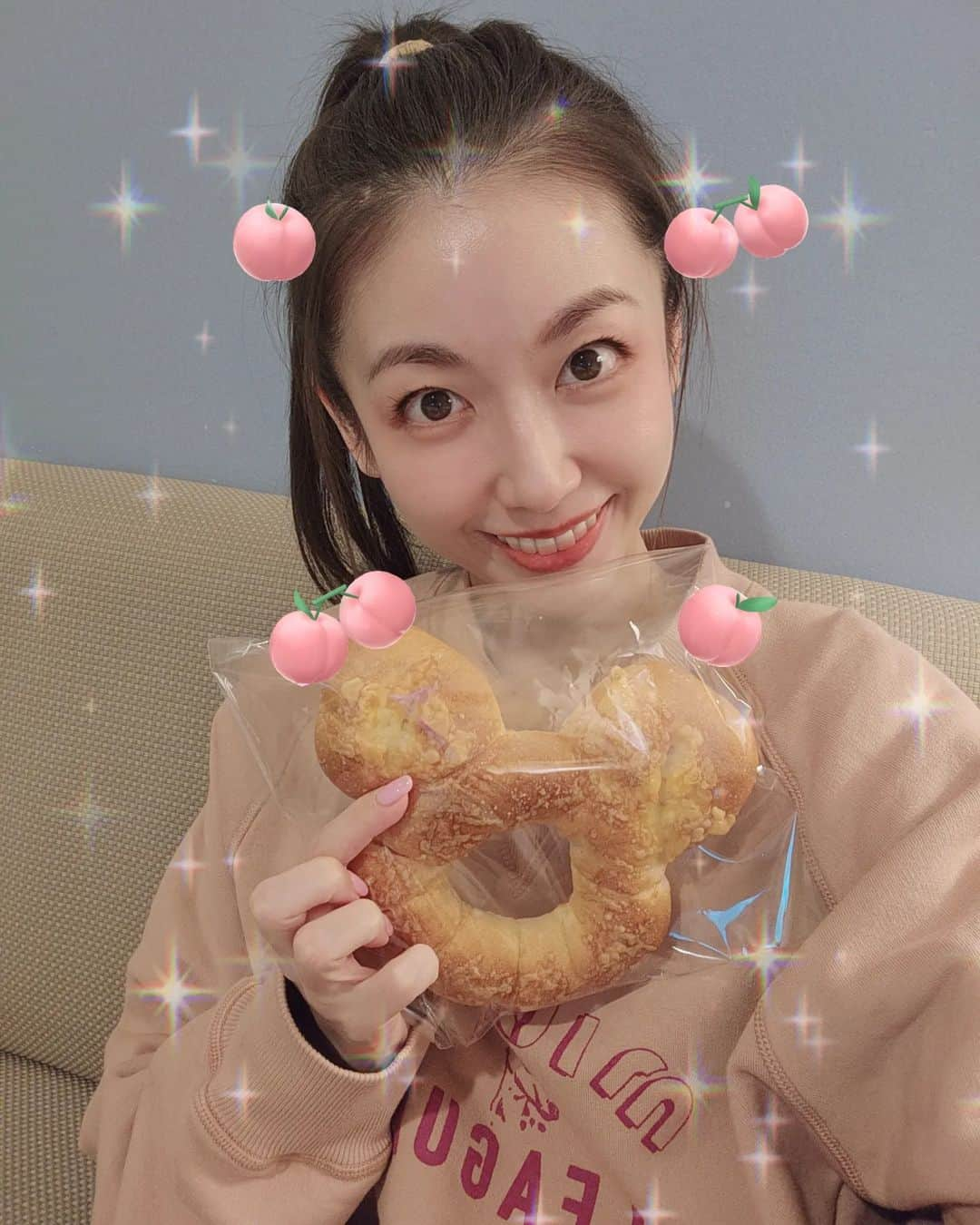 久嬢由起子さんのインスタグラム写真 - (久嬢由起子Instagram)「今日は私のお誕生日👋😆🎶✨  私が産まれた日も寒かったみたい☃️ 産んで育ててくれた両親に本当に感謝しています👶 大変だっただろうにありがとう😆💕✨ (手のかかる子だったはずｗｗｗ)  そして友達、お仕事ご一緒する方々、応援して下さる皆様がいて、私が存在していると思います🤭  いつもありがとうございます🙌  私も皆様のおしりと健康を守れる様により精進していきたいと思います😃💕  これからの一年もどうぞよろしくお願いします🙇  🍑久嬢由起子🖋️」1月26日 16時01分 - yukikokujyo