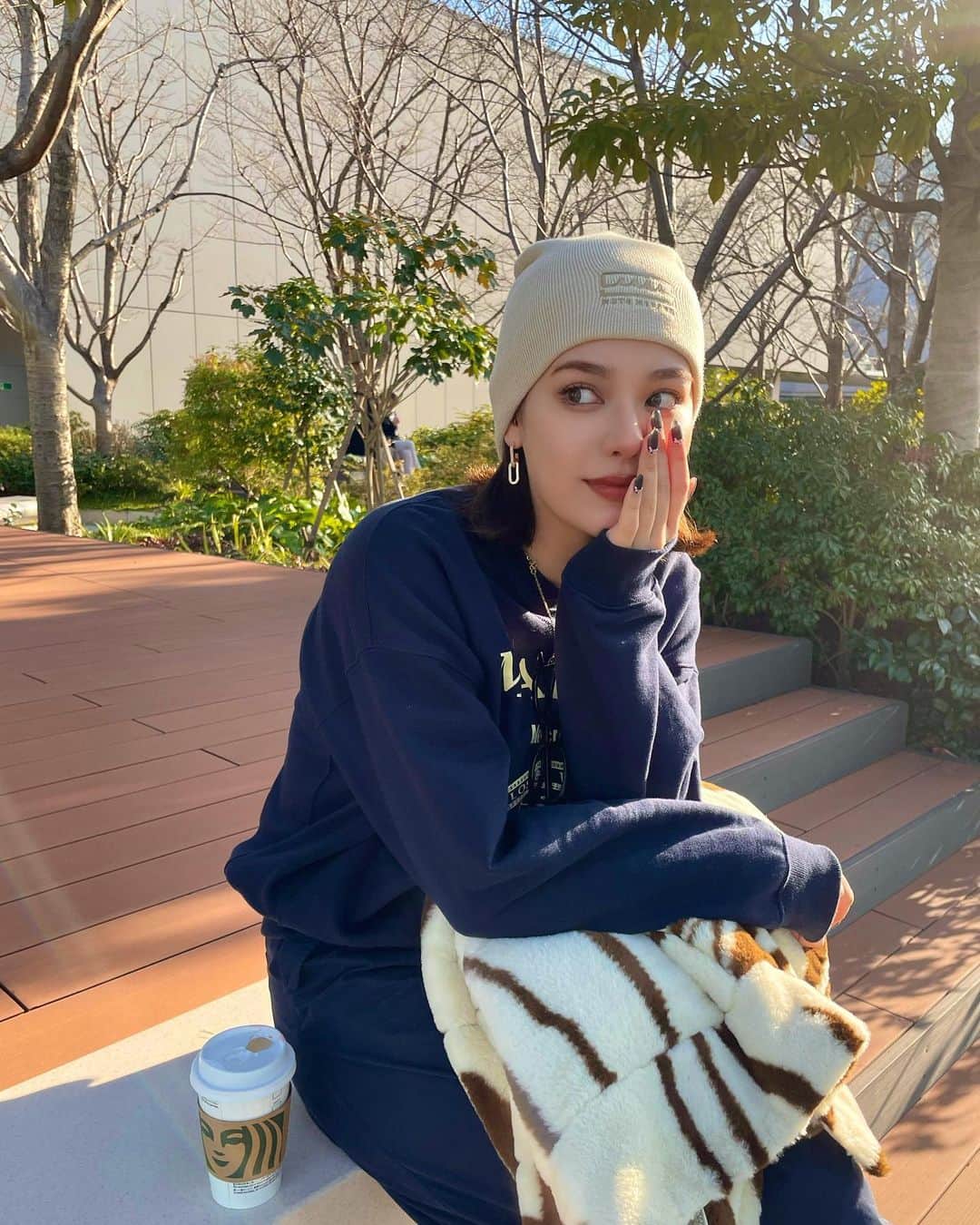 のインスタグラム：「珍しくニット帽の日🐵 寒いけど天気よかった〜」