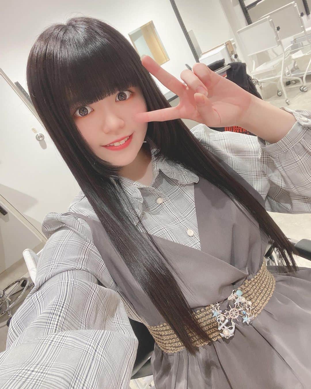 花咲希音のインスタグラム：「ちゅるちゅる黒髪ストレートになりました✨ 松本さん(@atsushi_matsumoto_gtss )いつもありがとうございます‼️‼️ 縮毛矯正してからもう半年以上もたってて、1回もトリートメントしてないのにこの綺麗さは松本さんのおかげ✨感謝感謝(ㅅ´꒳` )  #newhair #ヘアカラー  #6か月前に縮毛矯正  #黒染め #グラビア #グラドル #girl #ぱっつん前髪 #前髪 #ぱっつん #黒髪  #姫カット #黒髪ロング #アイドル #女優  #写真  #アイドル好きと繋がりたい #写真好きな人と繋がりたい #グラビア好きと繋がりたい #actress #花咲希音 #自撮り #グラドル自画撮り部  #indy_photolife  #atlepy」