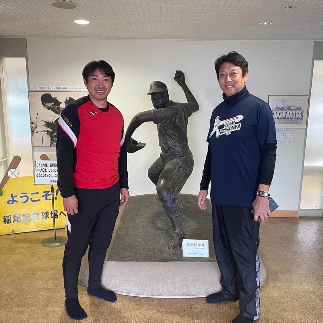 内川聖一さんのインスタグラム写真 - (内川聖一Instagram)「前回の集合写真を見てお気付きの方もいらっしゃるとは思いますが今回の別府自主トレに鳥越裕介さんが来てくれました。  僕の中ではまだ鳥越コーチなんですが😅  ファーストでのゴールデルグラブを取らせてくれた恩人です☺️ 鳥さんじゃなければファーストから逃げてたと思います。  そんな鳥さんがノックを打ってくれバッティングのボールを拾ってくれ最後はバッティングピッチャーまでしてくれました☺️  また一緒のグラウンドで自主トレではありますが野球ができた事すごく嬉しかったですしめちゃくちゃ楽しかったです☺️  これからもよろしくお願いします☺️  しらしんけん頑張らなわりーわ😁  稲尾和久さんとのスリーショット。 稲尾さんとお会いしてお話しさせていただきたかったなと思いました。　  #内川聖一 #別府市民球場 #稲尾和久記念館  #鳥越裕介 さん #鳥越コーチ #ファースト #ゴールデングラブ  #大分弁」1月26日 17時06分 - uchikawaseiichi01