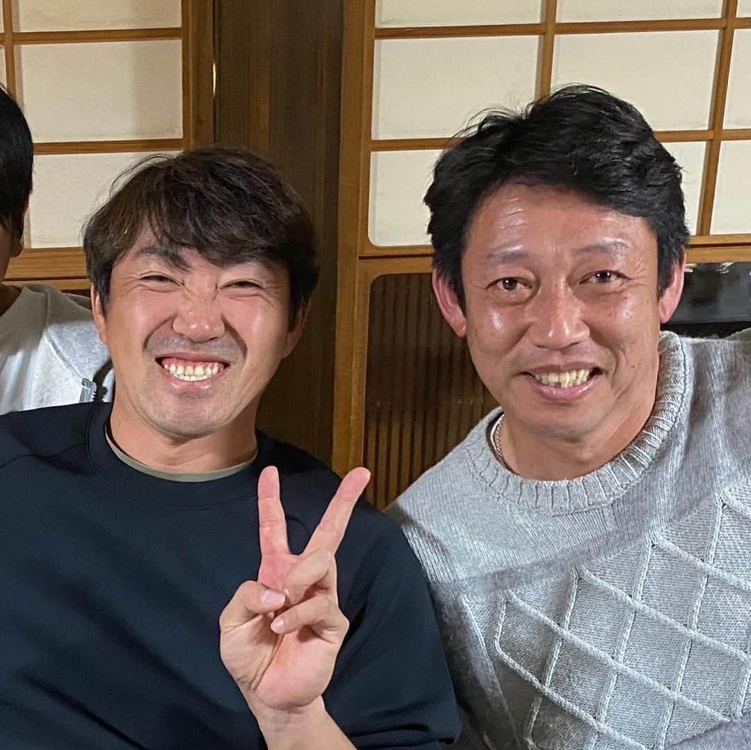 内川聖一さんのインスタグラム写真 - (内川聖一Instagram)「前回の集合写真を見てお気付きの方もいらっしゃるとは思いますが今回の別府自主トレに鳥越裕介さんが来てくれました。  僕の中ではまだ鳥越コーチなんですが😅  ファーストでのゴールデルグラブを取らせてくれた恩人です☺️ 鳥さんじゃなければファーストから逃げてたと思います。  そんな鳥さんがノックを打ってくれバッティングのボールを拾ってくれ最後はバッティングピッチャーまでしてくれました☺️  また一緒のグラウンドで自主トレではありますが野球ができた事すごく嬉しかったですしめちゃくちゃ楽しかったです☺️  これからもよろしくお願いします☺️  しらしんけん頑張らなわりーわ😁  稲尾和久さんとのスリーショット。 稲尾さんとお会いしてお話しさせていただきたかったなと思いました。　  #内川聖一 #別府市民球場 #稲尾和久記念館  #鳥越裕介 さん #鳥越コーチ #ファースト #ゴールデングラブ  #大分弁」1月26日 17時06分 - uchikawaseiichi01