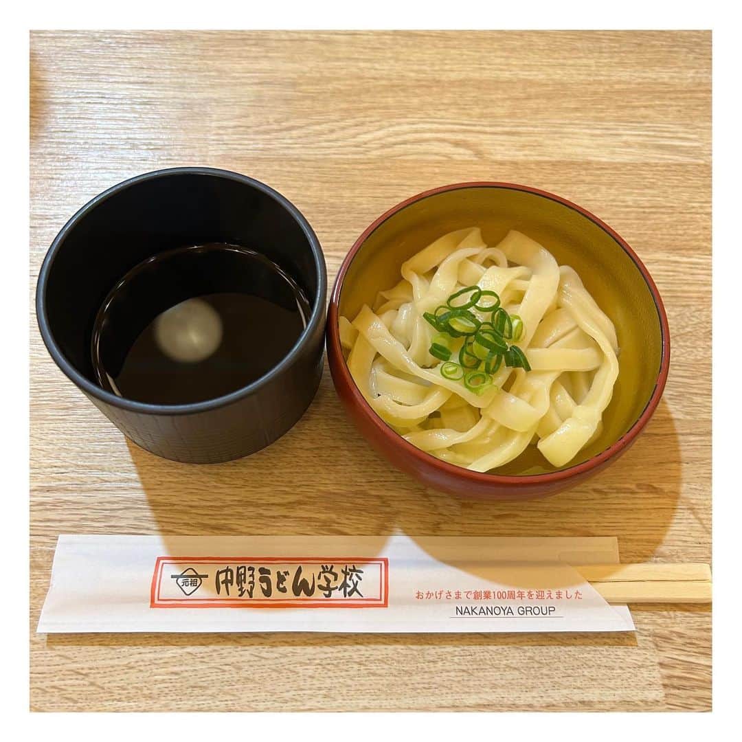 山本里咲のインスタグラム：「四国旅行中に、 中野うどん学校に入学して、50分で卒業してきました㊗️  自分たちで切ったうどんは茹でて極太麺になりました🙋‍♀️  歯応えとコシがあって、塩味も程よく、とても美味しかったですよ  このうどんとは別に粉から作ったうどんがあったのですが 音楽に合わせて小麦粉を掬い続けたり こねたり 踊りながら生地を踏んだり 麺棒で伸ばしたり  ノリノリでうどんを形にしました🫡 (先生が1番ノリノリだったかも)  卒業証書もあるんですよ〜〜！ #中野うどん学校　#香川  #最終学歴 #中野うどん学校　？」