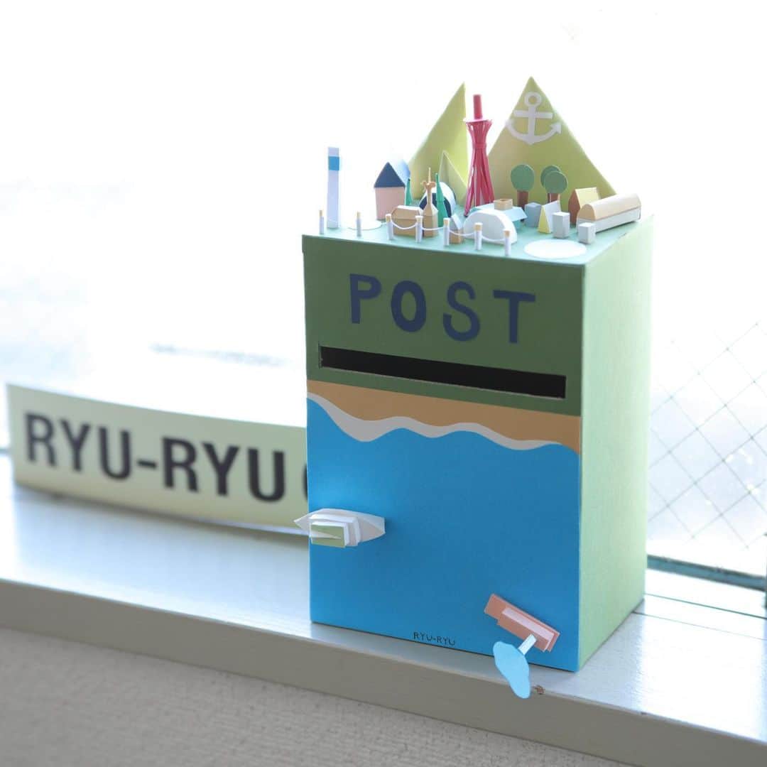 RYU-RYUさんのインスタグラム写真 - (RYU-RYUInstagram)「【紙博in神戸】 . 今週末に #神戸 で開催される『#紙博 』では、 お客様が楽しめる企画が盛りだくさんです！ その中のひとつ『ラブレターポスト』をご紹介します📮 . 『ラブレターポスト』は、出展者がそれぞれの ブースに設置しているポストです。 お客様から出展者へ『商品をこんな使い方で楽しんでいます！』や 『この商品が気に入っています！』など、 直接言うのは恥ずかしいけど伝えてみたい思いを 手紙に託して、ポストにそっと入れてください📨 . 素敵なメッセージを寄せてくださった方の中から 一名様に、出展者から後日プレゼントを進呈いたします🎁 . 今回のリュリュのポストは、 開催地神戸に合わせた『港町Ver.』です⚓️ 神戸のシンボル「ポートタワー」や 「風見鶏の館」などを再現しています🏘 . 当日リュリュのブースに設置しておりますので あなたのリュリュへの想いをぜひ投函してくださいね😊 . ※お手紙の裏に、お名前・住所・電話番号・メールアドレスを明記して下さい。 ※選ばれたメッセージは、個人情報を伏せた形で、 紙博公式サイトでご紹介いたします。 ※個人情報は今回のプレゼント発送以外に使用される事はありません。 ※発送をもちまして、当選のご連絡とさせていただきます。 ◇◇◇◇◇◇◇◇◇◇◇◇◇◇◇◇ 【紙博 in 神戸】 日程：2023年1月28日（土）、29日（日） 時間：10:00~17:00 会場：デザイン・クリエイティブセンター神戸（KITO） 兵庫県神戸市中央区小野浜町 1-4 入場料： 前売り券 税込900円（税込） 当日会場販売 税込1,000円（税込） ※小学生以下無料 様々な情勢に鑑みて、内容等が変更になる場合がございます。 詳細は紙博公式サイトにてご確認ください。 . #手紙社 #手紙舎 #紙博 #文具 #紙もの #紙もの好き #ステーショナリー #リュリュ #神戸 #手帳デコ #ノートデコ #文具好き #文具女子 #ryuryu #お手紙 #メッセージ #レター #ラブレター #ポスト #港町 #kobe」1月26日 17時12分 - ryuryu_zakka