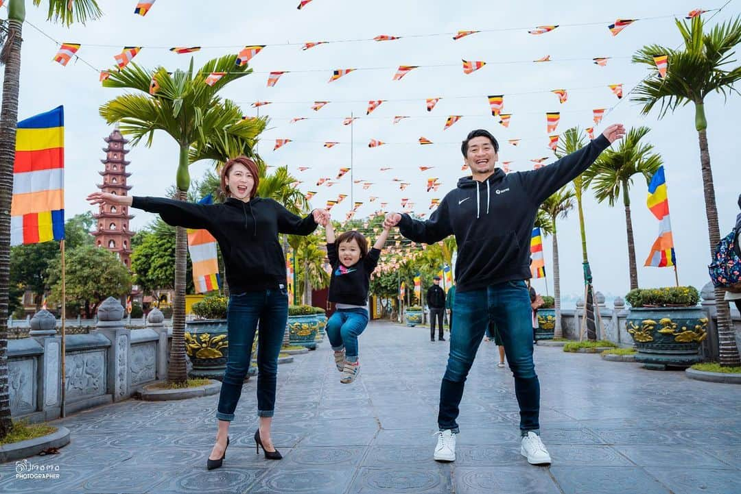 河内勇太さんのインスタグラム写真 - (河内勇太Instagram)「New life in Hanoi🇻🇳  先日ベトナムに来た記念に写真撮影をしました📸 ベトナムのハノイに住み始めてもうすぐ2ヶ月になりますが、楽しく暮らせてます。仕事も初めてだらけですが、ワクワク痺れる事ばかり。 早く慣れて、この地で新しく何かできるように今は準備の時期ですね。  撮影場所はチャンクオック寺と言ってハノイで有名な観光スポットです。  ◇チャンクオック寺 https://maps.app.goo.gl/LiqMgghs3iJFeDyg8?g_st=ic  なんて仲睦まじそうな家族なんだ笑  これからも仕事、子育て、たまにサッカーを楽しんでいきましょう☺️  #ベトナム移住 #ベトナム #ハノイ #vietnam #hanoi  #vietnumlife」1月26日 17時13分 - yutakkk