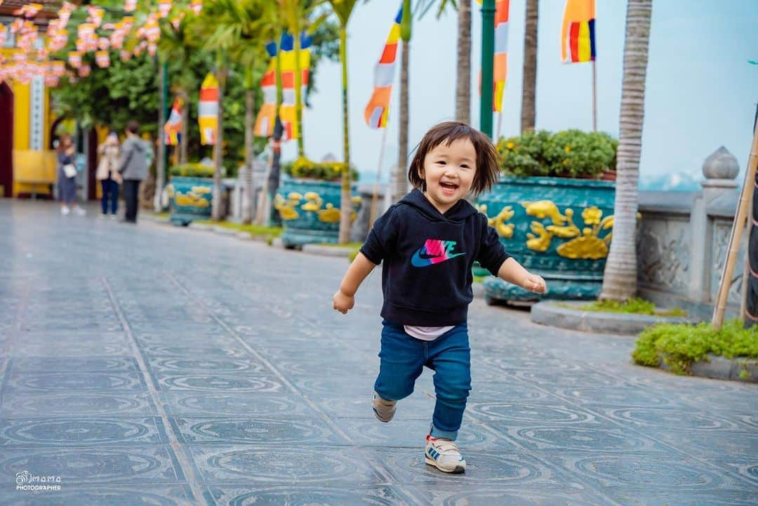 河内勇太さんのインスタグラム写真 - (河内勇太Instagram)「New life in Hanoi🇻🇳  先日ベトナムに来た記念に写真撮影をしました📸 ベトナムのハノイに住み始めてもうすぐ2ヶ月になりますが、楽しく暮らせてます。仕事も初めてだらけですが、ワクワク痺れる事ばかり。 早く慣れて、この地で新しく何かできるように今は準備の時期ですね。  撮影場所はチャンクオック寺と言ってハノイで有名な観光スポットです。  ◇チャンクオック寺 https://maps.app.goo.gl/LiqMgghs3iJFeDyg8?g_st=ic  なんて仲睦まじそうな家族なんだ笑  これからも仕事、子育て、たまにサッカーを楽しんでいきましょう☺️  #ベトナム移住 #ベトナム #ハノイ #vietnam #hanoi  #vietnumlife」1月26日 17時13分 - yutakkk