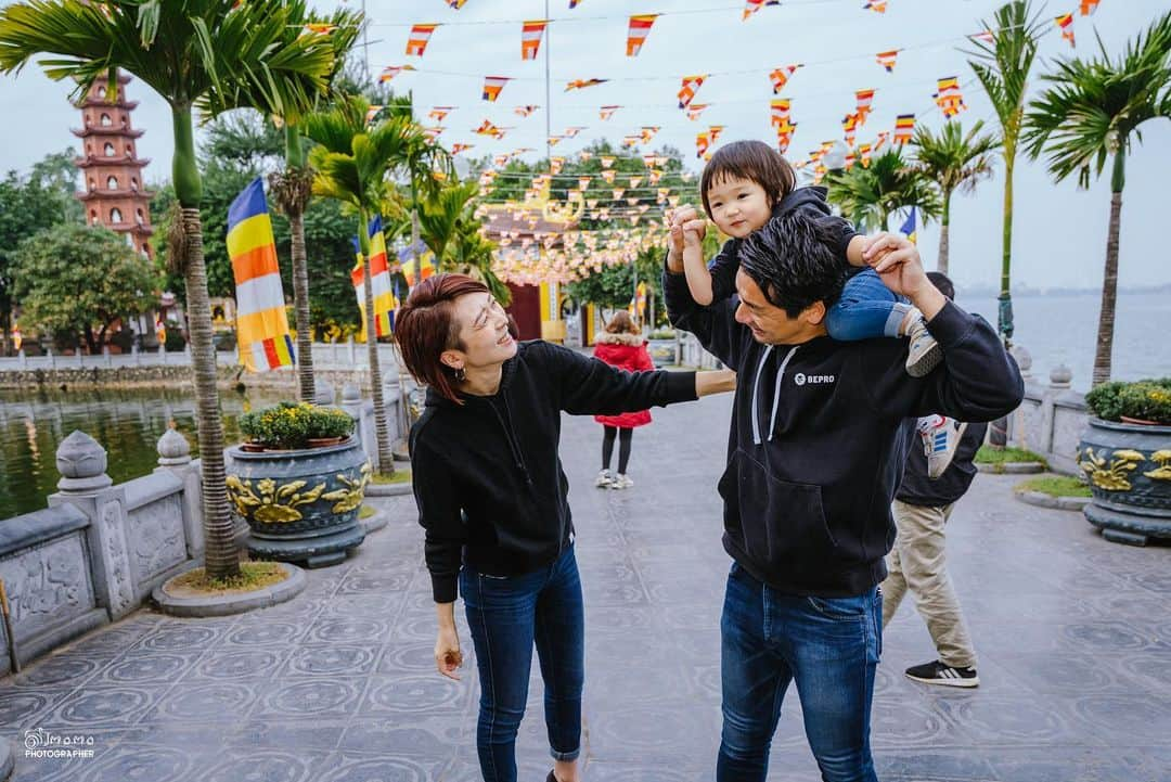 河内勇太さんのインスタグラム写真 - (河内勇太Instagram)「New life in Hanoi🇻🇳  先日ベトナムに来た記念に写真撮影をしました📸 ベトナムのハノイに住み始めてもうすぐ2ヶ月になりますが、楽しく暮らせてます。仕事も初めてだらけですが、ワクワク痺れる事ばかり。 早く慣れて、この地で新しく何かできるように今は準備の時期ですね。  撮影場所はチャンクオック寺と言ってハノイで有名な観光スポットです。  ◇チャンクオック寺 https://maps.app.goo.gl/LiqMgghs3iJFeDyg8?g_st=ic  なんて仲睦まじそうな家族なんだ笑  これからも仕事、子育て、たまにサッカーを楽しんでいきましょう☺️  #ベトナム移住 #ベトナム #ハノイ #vietnam #hanoi  #vietnumlife」1月26日 17時13分 - yutakkk