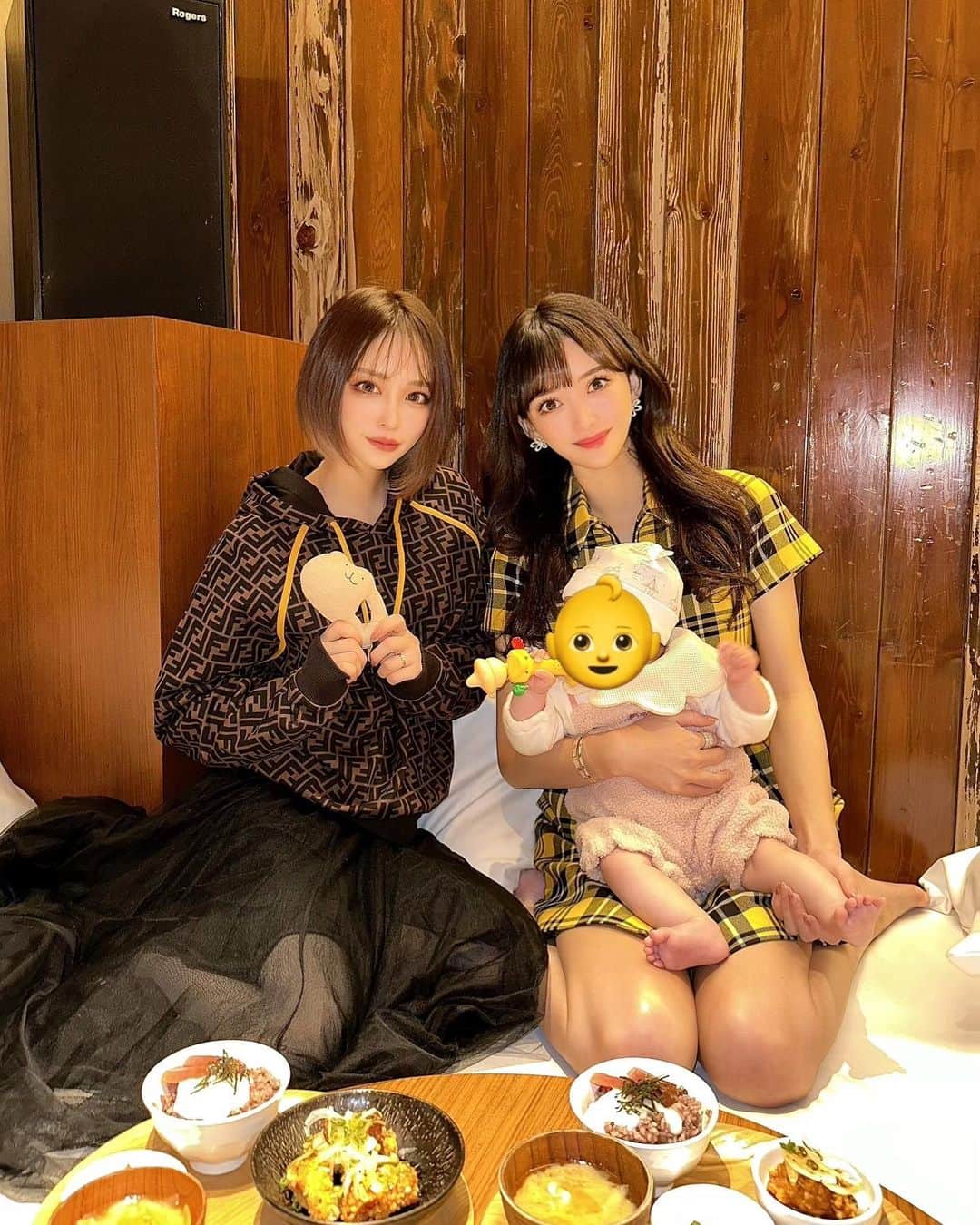 のインスタグラム：「ありさとランチ🍽💕 ここのお店、座敷でベビに優しいから 月に2、3回来てる🤣🫶笑 渋谷の和カフェyusoshiだよ🍚 ． いつもベビ吉のこと可愛がってくれてありがとうー🥰🫶 マシンガントークでも時間足りなかった🤣🤣🤣大好きー😘💋 ． ． ．   #新米ママ #女の子ママ #令和4年ベビー #女の子ベビー #赤ちゃんのいる暮らし #赤ちゃんのいる生活 #子育て #ママライフ #ママ垢さんと繋がりたい #0歳児ママ #産後ダイエット  #赤ちゃんOK #子連れランチ  #子連れカフェ #和カフェyusoshi #渋谷ランチ #渋谷カフェ  ． ．  ----------------------------- @sakikichi1201 161cm45kg(産後ダイエット只今-9kg) 42kgまで戻し中🔥 骨格ストレート イエベ春 毎日ストーリーズでダイエットの秘訣など美容について更新してます😏❤️ SNS総フォロワー45万人overありがとう💕 フォロー、保存、コメント嬉しいです✨ -----------------------------」