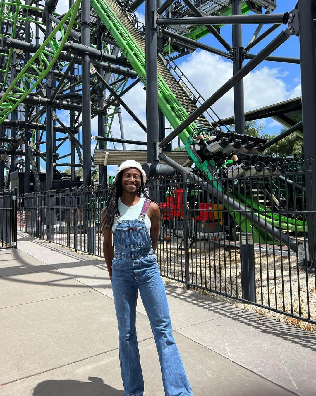 Naa Anangのインスタグラム：「Never too old for overalls and a theme park 🥰」