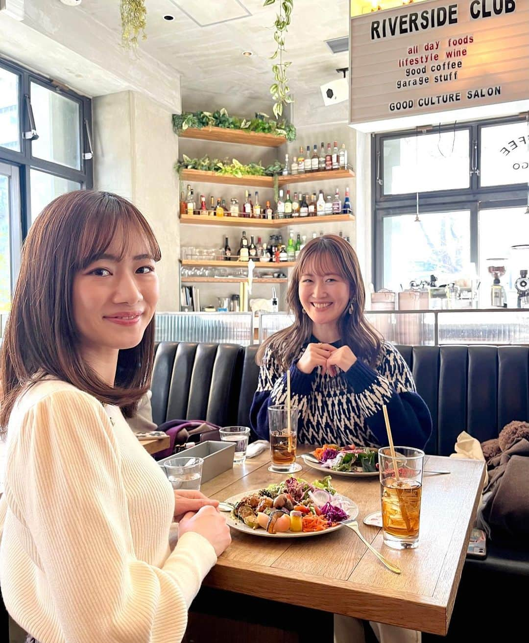 釜井美由紀のインスタグラム：「ちょっと前のヘルシーランチ🍽 大学時代から仲良しの今井アナと☺️ ⁡ 📍RIVERSIDE CLUB @riversideclub_nakameguro ⁡ 目黒川沿いで、ゆったりした時間を過ごせるおしゃれカフェでした✨ ブッダサラダボウルはお野菜やフムスなど色んな味が楽しめてボリュームたっぷり🥗 スイーツも美味しそうだったのでまた行きたいなぁ😌💕 ⁡ #リバーサイドクラブ #riversideclub #中目黒 #池尻大橋  #中目黒カフェ #池尻大橋カフェ #東京カフェ #カフェ巡り #カフェめぐり #サラダランチ #ブッダサラダ #同期 #アナウンサー #今井友理恵 アナ」