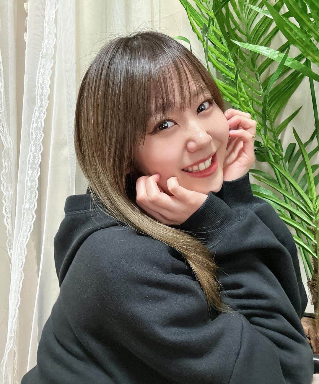 門脇佳奈子のインスタグラム：「髪色が落ちても良い色やから美容院に行くタイミング迷う🫠 #airginza  ずっとボブの長さやったから今だに自分の髪の長さに慣れない😶 なんならお風呂入るたびにびっくりしてるし、髪の抜ける量にひいてる😶  そろそろ良い加減慣れよか？w」