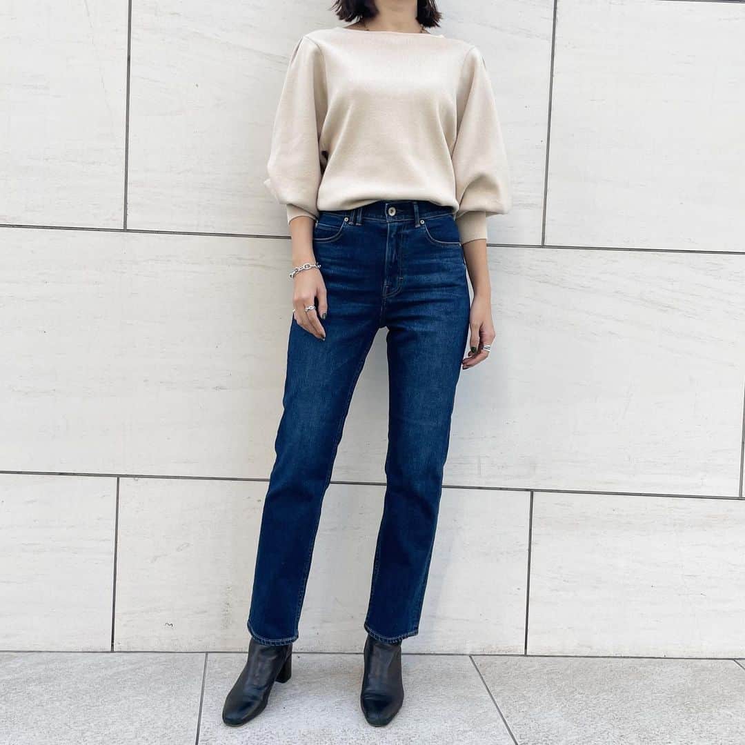 Moname Official Instagramのインスタグラム：「. ボリューム感のあるトップスも 細身で女性らしいコンパクトな デニムを合わせれば、 バランスが美しい大人カジュアルな印象に👖✨ . MILLA No.41123003 Col.BLU ¥19,800 . #moname #22aw #デニム #コーデ#モナーム #instagramfashion #denim #moname_code #jeans #デニム#ストレッチデニム」