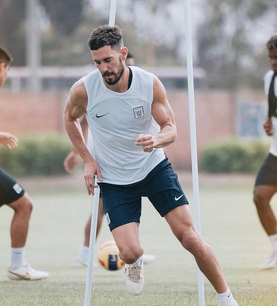 サンチャゴ・ガルシアのインスタグラム：「Preparándonos para este 2023  lleno de desafíos 🙌💪🏻 vamos por todo #arribaalianza 🔵⚪️」