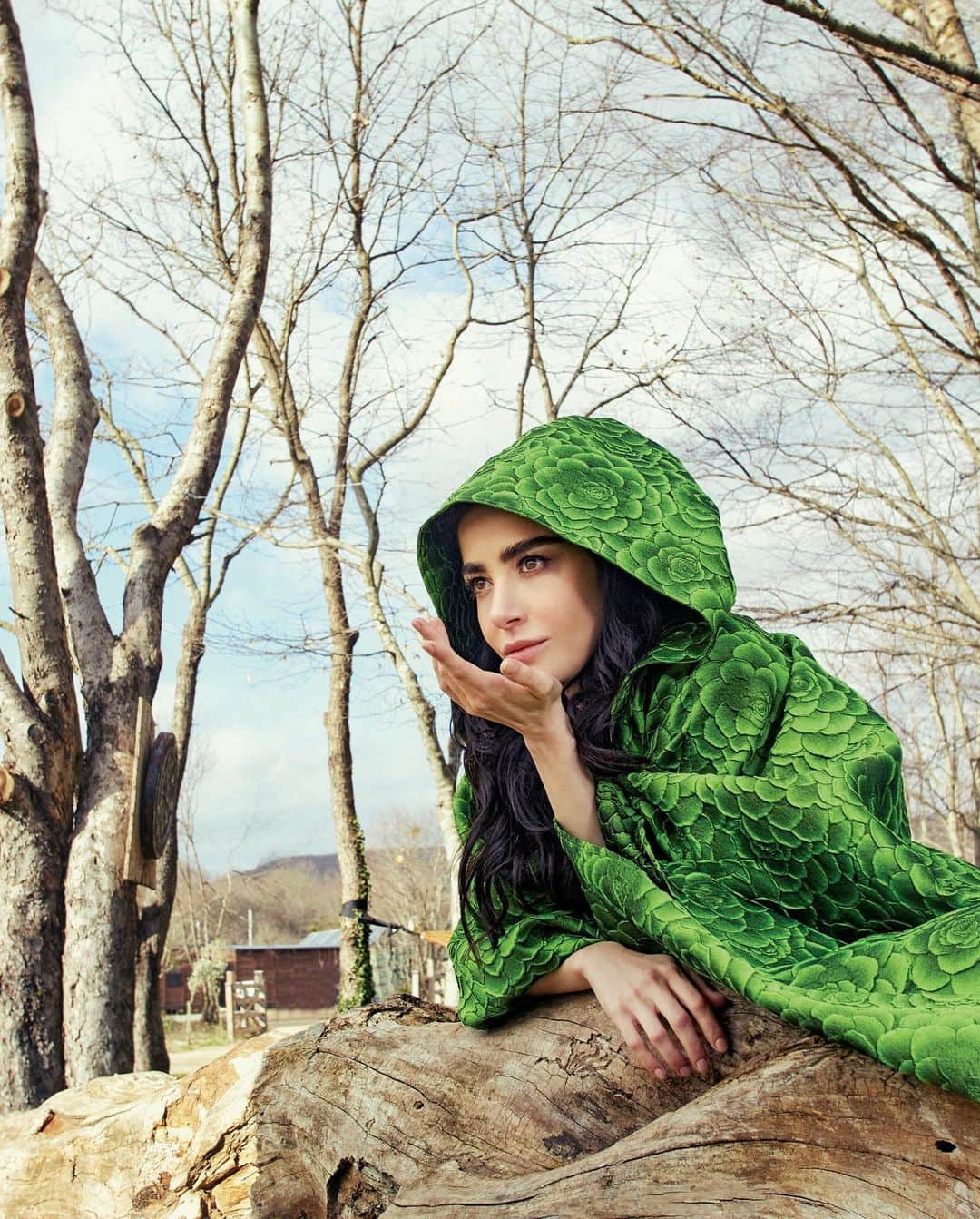 Ozge Gurelのインスタグラム：「Biz bi’ doğaya döndük 🍀♥️  @alemdergisi 💫」