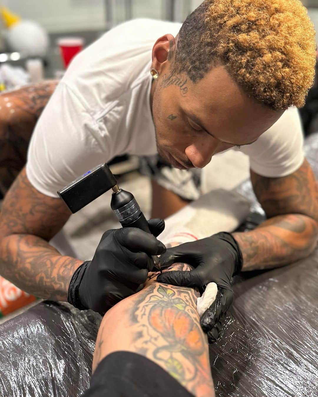 キッド・インクのインスタグラム：「Went tat 4 tat with @mica.dori at the crib🔥legs damn near all we got room for 🤣 I ain’t go as krayzie as she did but she’s officially 🦇 tat gang…might be the new meet n greet package 🤔」