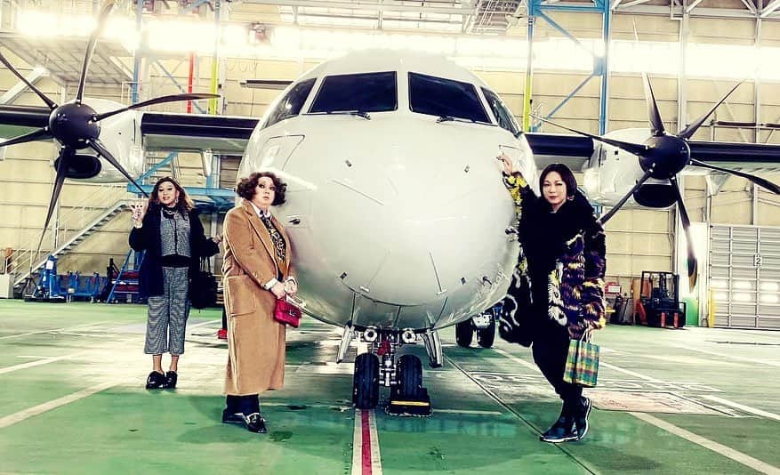 ミッツ・マングローブのインスタグラム：「丘珠空港  HAC（北海道エアシステム）の格納庫。  ATR 42-600  #女装産業ビューロー #丘珠空港 #北海道エアシステム」