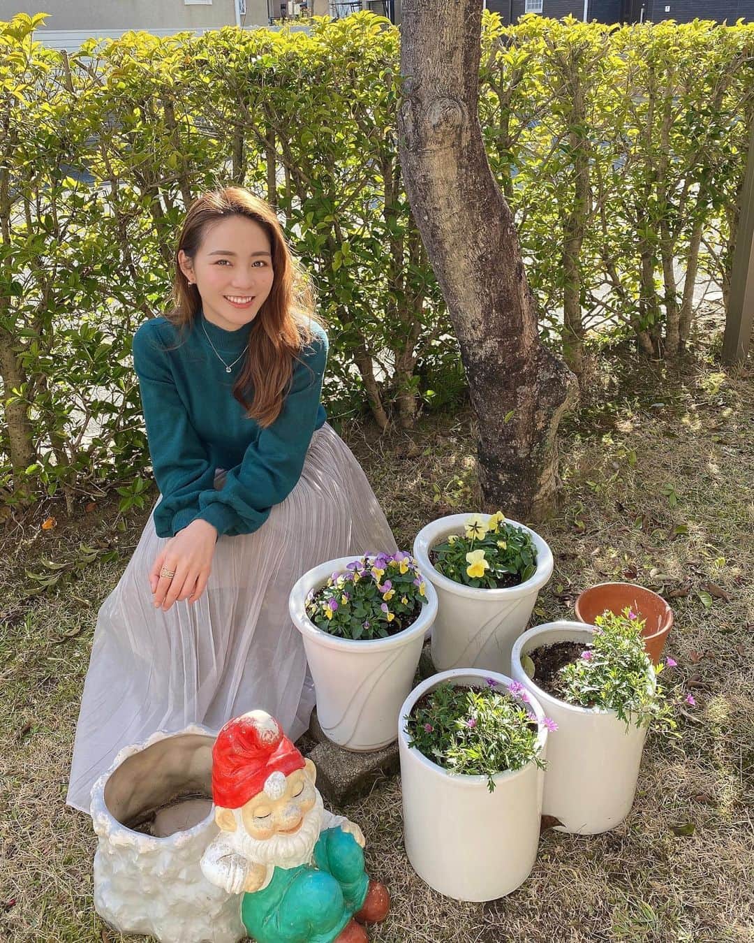 利水翔のインスタグラム：「. 実家帰った時に📷 小さい時からずっとある鉢植えと✨ 白雪姫にでてくる小人さんだったかな？🧸 ⁡ ⁡ ⁡ ⁡ ⁡ #ootd #happy #hyougo #arimaonsen #garden #gardening  #庭 #懐かしい #兵庫 #利水つばさ #私服 #ファインダー越しの私の世界」