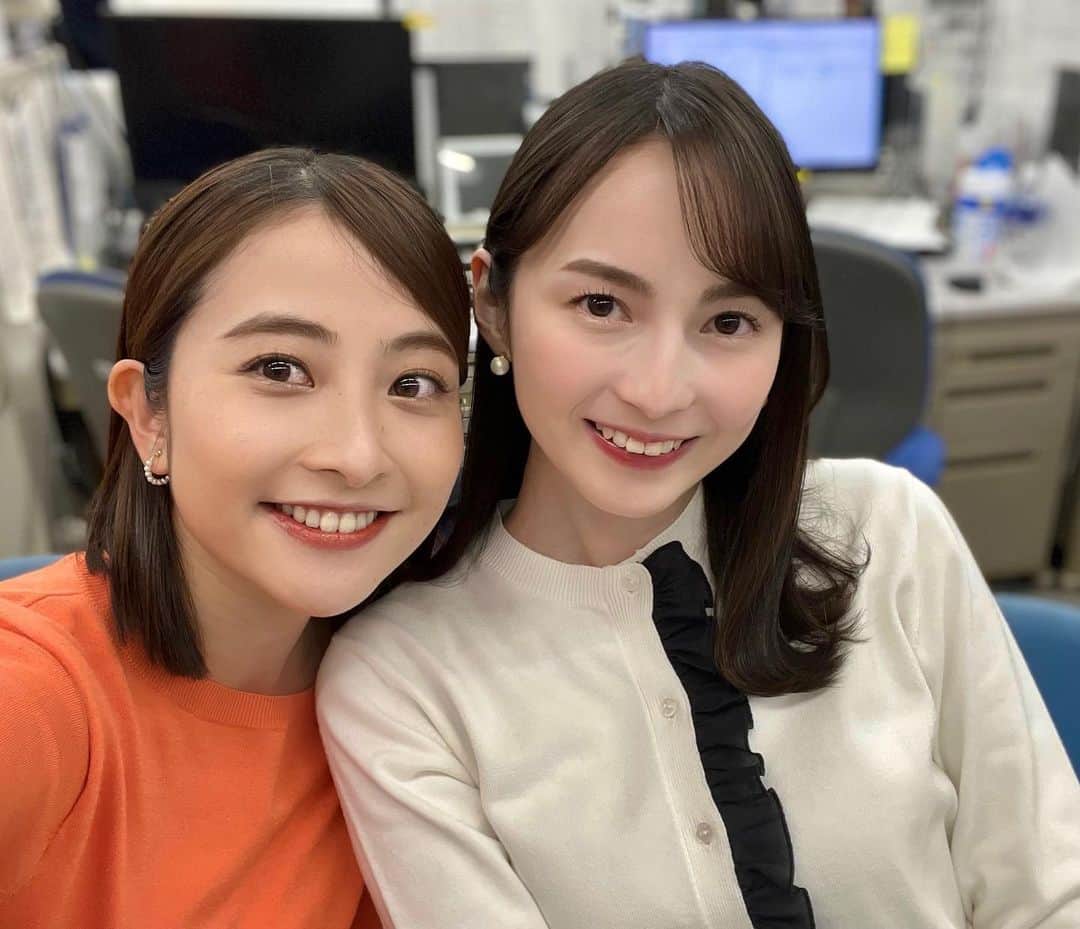 日比麻音子のインスタグラム：「報道フロアでえりかに会えると ものすごく安心して、 本当に心強いのです。  珍しく時間帯がかぶったので 会いに行った日😌笑  夕方には日比、夜にはえりかが。 その存在こそがなにより心の支えです🫰  #同期 #Nスタ　 #NEWS23 #山本恵里伽」