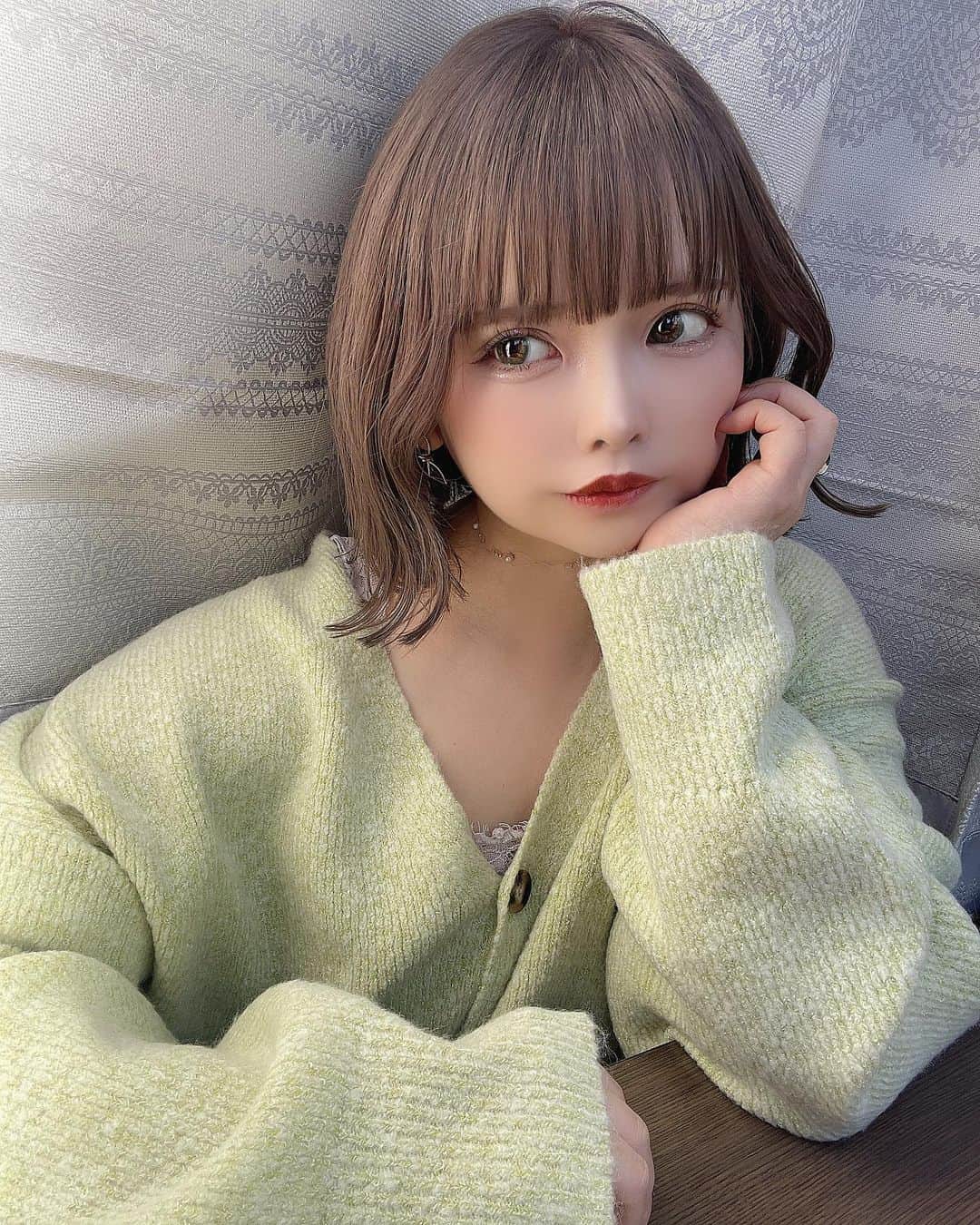 のインスタグラム：「ふわふわニットゆるっときれて着心地よい🐏💚  ニット:オーバーサイズVネックニットカーディガン  @angie_vintage_official  カラー 　ライトグリーン サイズ  FREE  ZOZOTOWNで クーポンくばってるよん🐏🐏  #angie #angie_vintage #angie_ootd」