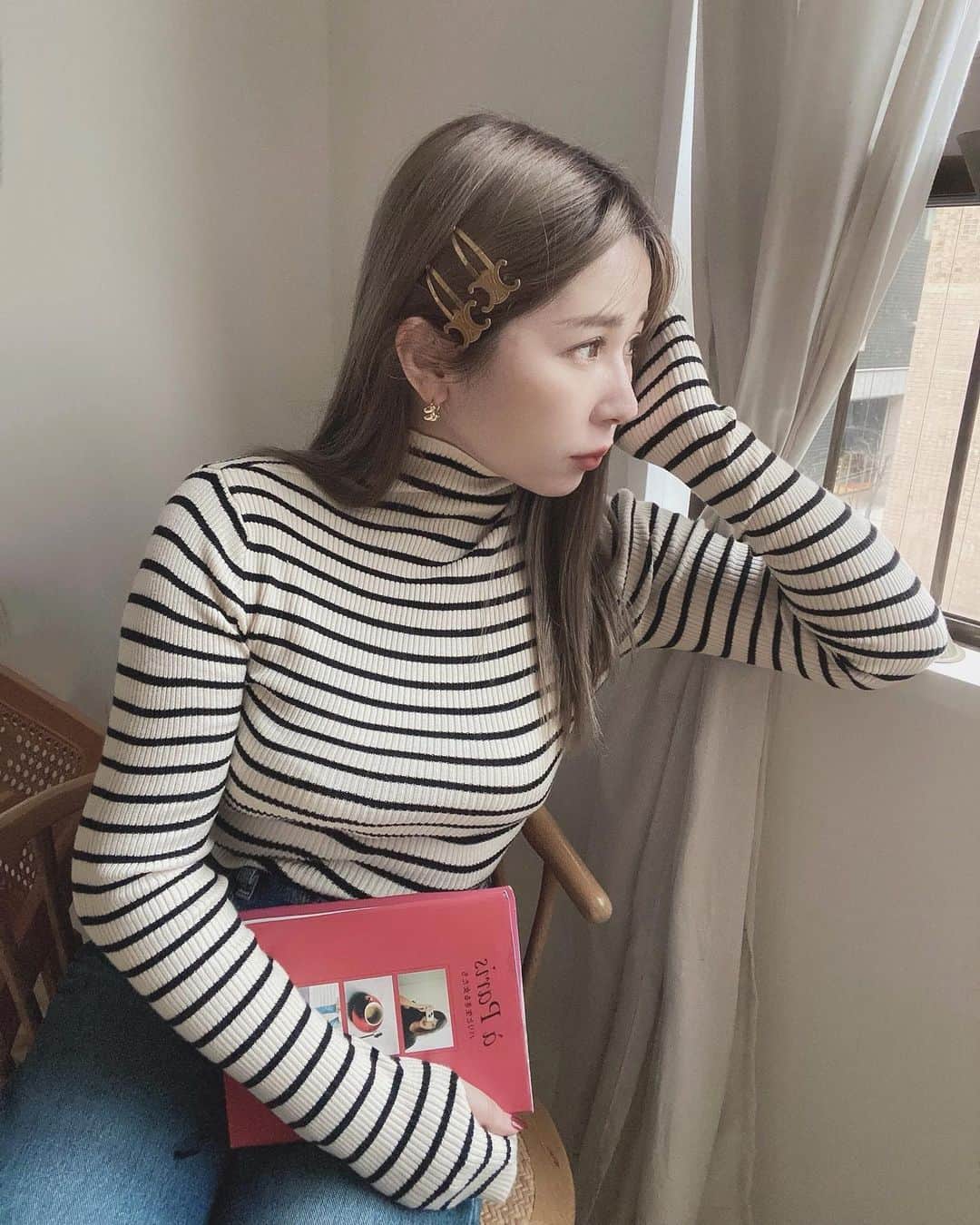 puinpiのインスタグラム：「私はボーダーが好きなのです。  風が強い日は、面倒くさくて 髪はストレートです。  寒いから、サムホール（指穴）のニットは便利です。  アイボリーのボーダーニット新作なのです♡  @puishop.official   #Pui#Puishop#ボーダートップス #ボーダーニット#ヘアピン#ヘアアクセサリー#celine#プイ#ヘアスタイル#ヘアカラー#ミルクティーベージュ#アッシュベージュ」
