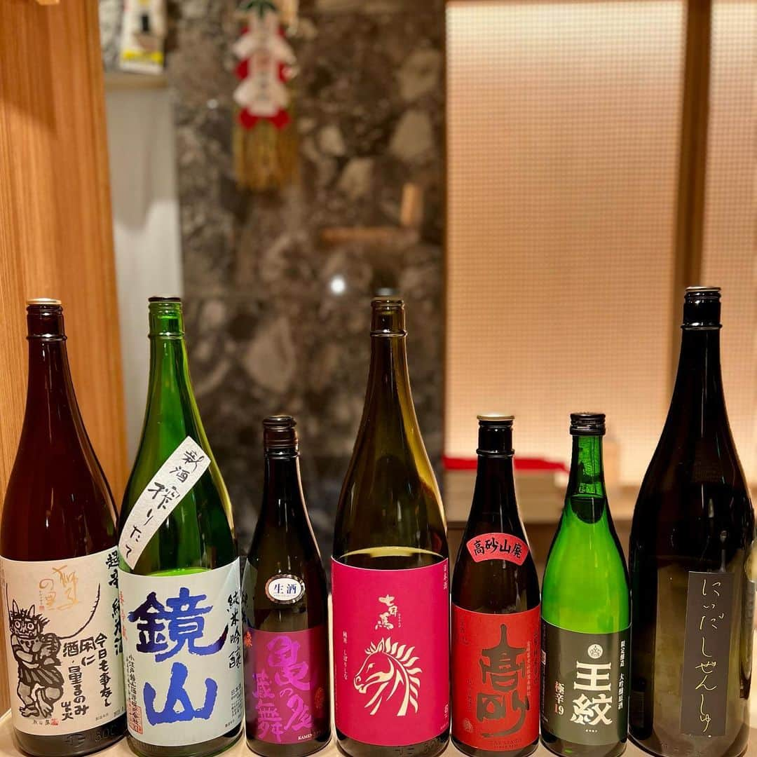 吉川亜樹さんのインスタグラム写真 - (吉川亜樹Instagram)「【おでんすみ吉 心斎橋✖︎日本酒ペアリング会🍢🍶大盛況】  2023年1月22日(日) 旧正月🎍元旦のお日柄の良い日に ランチ、ディナー共に開催✨✨  20代〜80代の 幅広い年齢層の方にお越しいただきました🙇‍♀️  おでんすみ吉は 大阪府堺市で46年にわたり営業していた おでんの名店『たこ吉』から お好み焼きチェーン「千房ホールディングス」が継承❗️ たこ吉時代のこだわりの出汁とオリジナル料理が 堪能出来ます❣️  今回は特別に旧正月の特別メニューを組んでもらって それに日本酒をペアリング🍶  先付け、お造りなどの一品もお召し上がりいただけます！ 一品ずつおでんのお出汁も変わります🍢  おでんの美味しいお出汁を使わせてもらった出汁割燗から始まり、昼は６種類、夜は８種類のお酒を提供させてもらいましたー！  今回はさらに演出にも力を入れて、番組でもお世話になった筆手紙道家元 浦川良子さんにご協力をいただきました🖌 @fudeletter   ランチョンマット、箸袋、日本酒の献立巻き手紙などを 作製してもらって ペアリング会に華を添えてもらいました💐 お手紙はお稽古してもらって 私が1人ずつ真心を込めて書かせてもらいましたー🤣  お客様の楽しそうな笑顔を見られて 私自身も嬉しかったです❣️  お越しいただいたお客様、 ご支援いただいた皆様に感謝です✨  お店『おでんすみ吉』をご贔屓にお願いします🍢  #おでん #おでんすみ吉 #大阪 #心斎橋 #lunch #dinner #sake #日本酒 #日本酒ペアリング会 #日本酒ペアリング #吉川亜樹 #酒匠 #日本酒学講師 #sakediploma #ssi研究室専属テイスター #たこ吉」1月26日 19時47分 - yoshikawa_aki