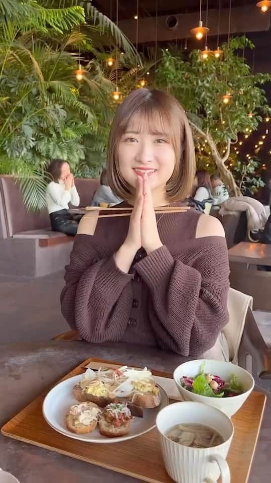 葉月智子のインスタグラム：「. 緑いっぱいで雰囲気いいカフェでランチ🍴  平日だったけど混んでた🌮 #Chomostagram   .  .  .  #あざとい #彼女感 #彼氏目線 #リール #デート #リール動画 #上目遣い #カフェ  #fashion #tokyo #girl #selfie #패션  #좋아요 #팔로미 #팔로우미  #데일리 #카페 #카페그램  #데이 #패션 #오오티 #메이크 #スターダストプロモーション」