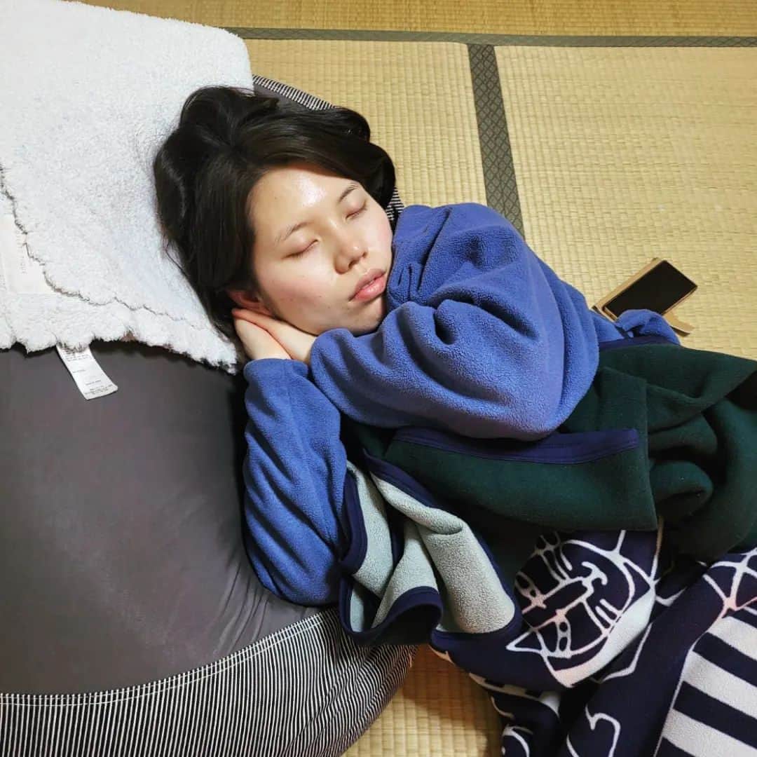 近藤笑菜のインスタグラム：「. 昔から、"寂しさ"を感じることが多くある。 寂しさの大きな波に飲み込まれると、そのまま深い水底に閉じ込められて身動きが取れなくなるような気がして、こわくてその度に必死に戦ってきたような気がするのだけど。 "寂しさ"は"愛しさ"あってこそ、と気づいてからは、むしろ寂しさを噛み締めて、抱きしめているような🐬 . 寂しさにぐーっと掴まれた時は「そうかい、そうかい。そんなに寂しいってことは、そのものがすごく好きで大切なんだね。失いたくないほど愛しいんだね。」と、心の中で自分にハグしてあげるんだ🐘 . 今月もいっぱい寂しかったけど、それだけ愛しいも溢れていたなぁ 来月からも、たくさん想っていこう。大切にすることを恐れないということ🐣 . 📸 いつもこのポジションで寝ているところばかり撮られる👨 ま、構われるのは嬉しいのだけどね。無防備の極みだね🐿」