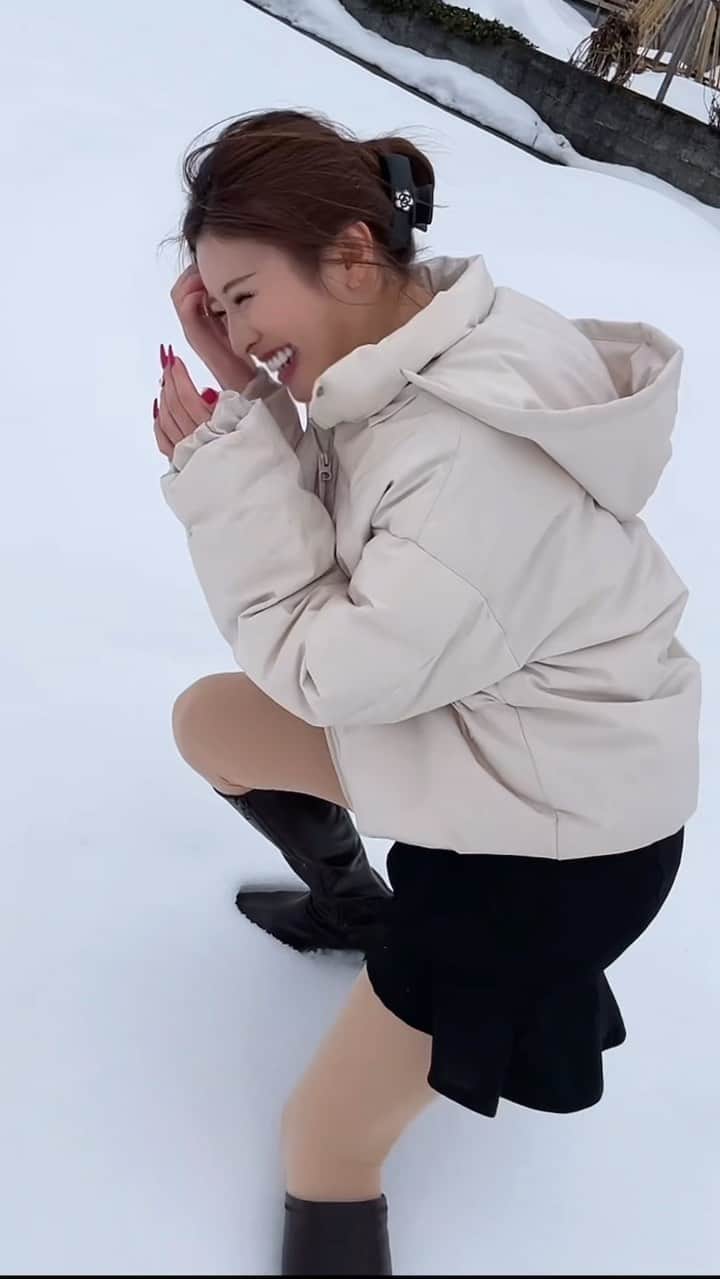 MIYABIのインスタグラム：「ラブビーム❤️ってミヤビームにピッタリな曲🎶 ストーリーで好評だったから投稿にも💋 雪の中わぁぁぁって走りたかったのに普通に考えたら埋もれるって分かるよね🤣 そこもミヤビらしいかなっ💜💜💜  お茶目な私も愛してください🫶  #cyberjapan  #サイバージャパン  #ミヤビーム  #新潟」