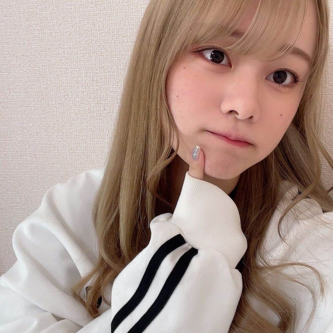 平瀬美里のインスタグラム：「お知らせ🌷 2023年3月2~5日舞台「桜だより、届いてますか」 に出演させていただきます。   【公演詳細】 2023年3月2日(木)～3月5日(日) 3月2日(木)19:00～ 3月3日(金)14:00～/19:00～ 3月4日(土)13:00～/18:00～ 3月5日(日)13:00～/17:00～   【劇場】 下北沢  小劇場B1 ⁡ 【料金】 S 席 7,000 円 ✿特典付き ・特典内容:集合写真 ・座席前方エリア ⁡ 通常席 前売 5,000 円/当日 5,500 円 ⚠︎︎前売り券完売の場合は、当日券はございません。 ⁡ ・整理番号順入場 ・S席と通常席は、それぞれのエリア分けとなります （エリア内自由席） ⁡ ハッシュタグは#桜だより2023 ⁡ ⁡ 2023年初めての舞台、皆様のご来場お待ちしてます💫 またチケットなど告知しますね🤍✊🏻」