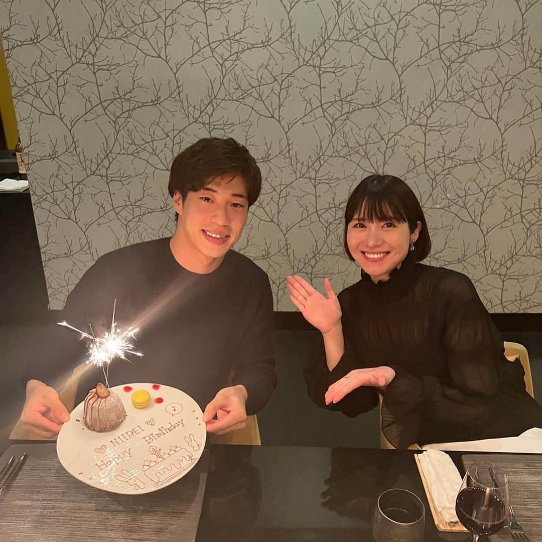 福住仁嶺さんのインスタグラム写真 - (福住仁嶺Instagram)「先日26歳になりました🎂 もうアラサーなのかな？？ 1日遅れで妻に食事に連れてってもらいました。  ケーキに書いてある名前、よく見るとNIIREI笑  メッセージを送ってくださった方々、ありがとうございます！  誕生日は今年チームメイトである大津くんとお仕事で、夜はサプライズ的な事がありました😳  カップルか！！！」1月26日 20時15分 - nirei_fukuzumi