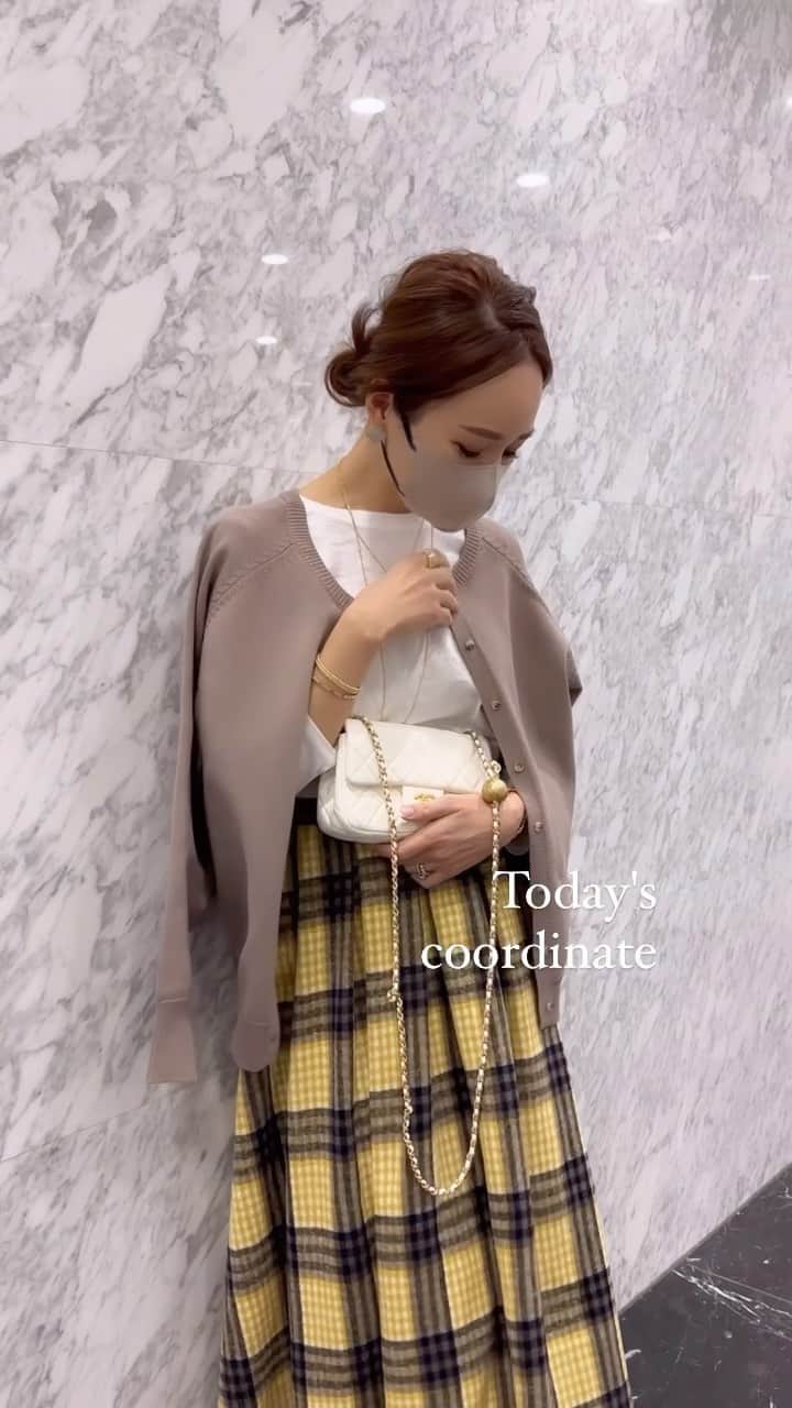 のインスタグラム：「大好きな前後2wayアイテム❤️ 軽くてもちもちで毛玉になりにくく、着心地もよし🙆🏻‍♀️な2wayトップスは @classicalelf_official のもの☺️（グレイッシュベージュのMサイズ着用） ボタンを前にして羽織っても、後ろにしてプルオーバーとしても。 インもできるシンプルなデザインなので ボトムを選ばず使いやすい❤️ カラバリが豊富なので、ゆくゆく色違いを😁 ・ #クラシカルエルフ #classicalelf #エルフコーデ #タイアップ #uniqlo #gu #zara #ユニクロ #ジーユー #ザラ #zozo #zozotown #zozo購入品 #zozotown購入品 #カーディガン #プルオーバー #クルーネック #冬コーデ #冬服コーデ #大人コーデ #大人カジュアル #プチプラ #プチプラコーデ」