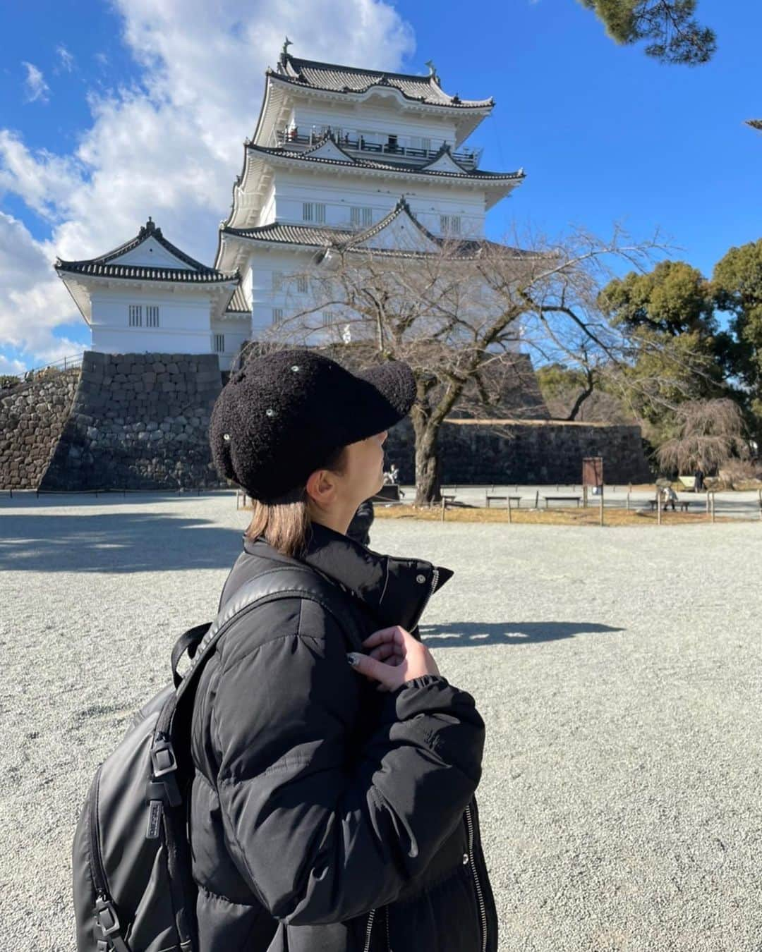 KONANのインスタグラム：「小田原城へ🏯✨ . . 天気も良くて景色も綺麗でしたっ😊💓 . . お猿の毛繕いも久々見れたな🐵❣️ . . #小田原城 #小田原 #城 #🐵 #🏯 #散歩 #おでかけ #防寒しすぎて暑かった 笑」